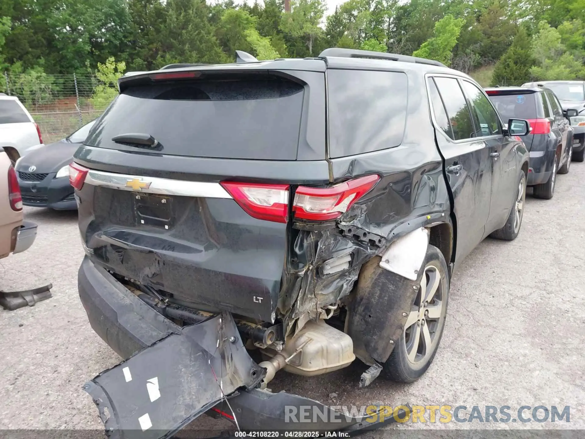 4 Photograph of a damaged car 1GNERHKW4LJ174137 CHEVROLET TRAVERSE 2020