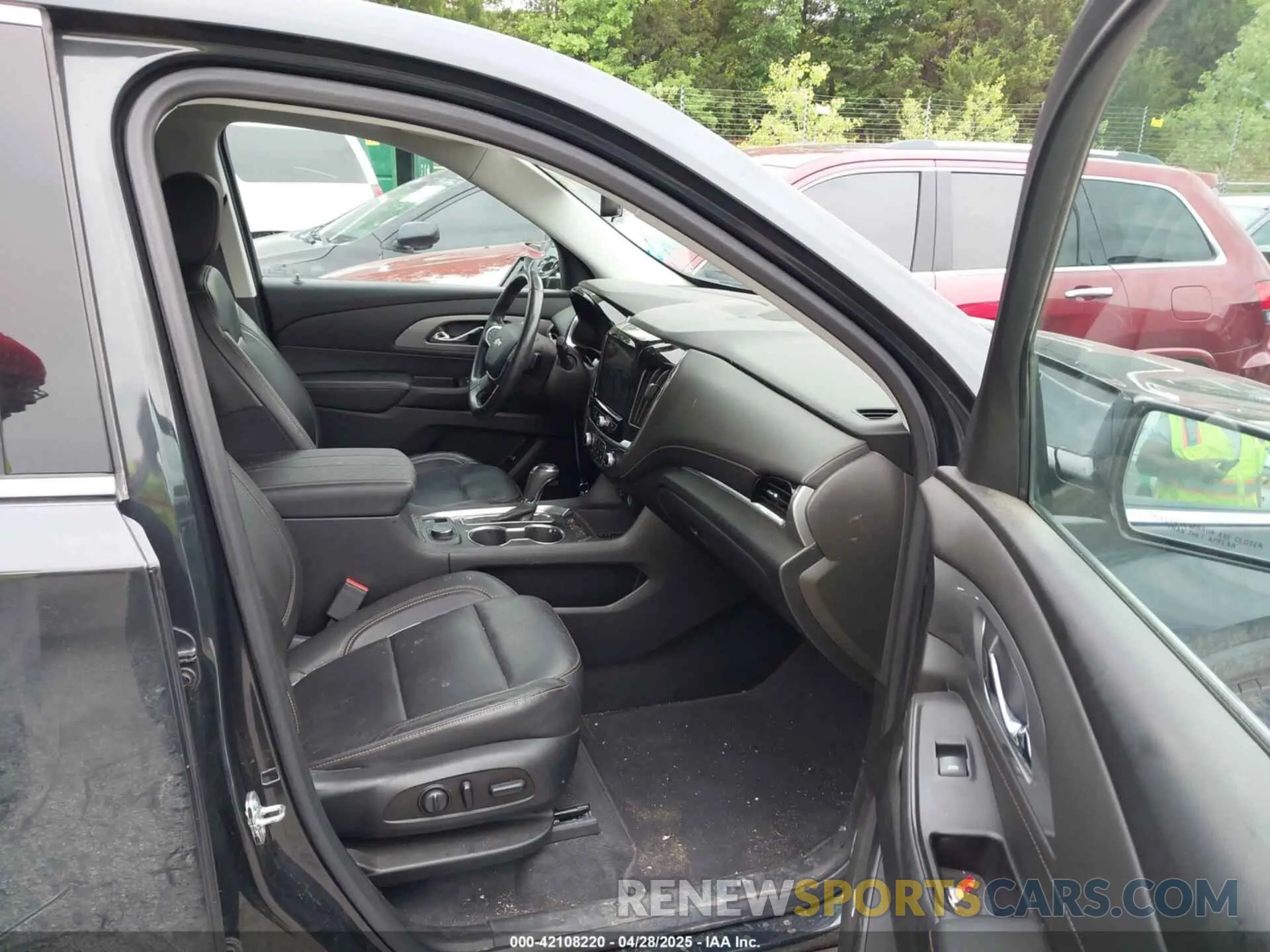 5 Photograph of a damaged car 1GNERHKW4LJ174137 CHEVROLET TRAVERSE 2020