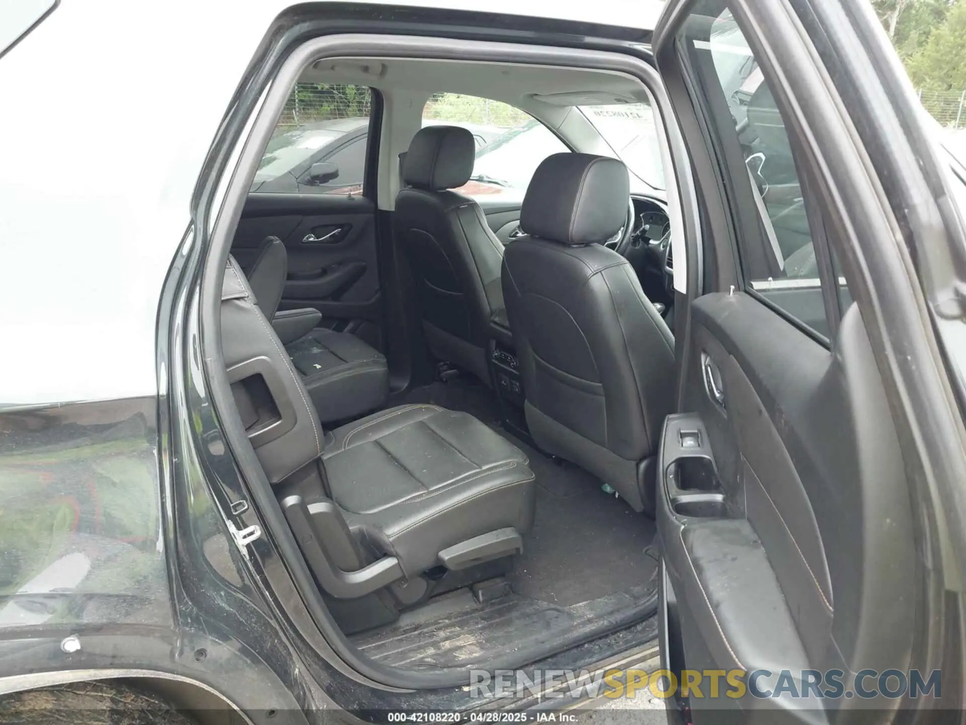8 Photograph of a damaged car 1GNERHKW4LJ174137 CHEVROLET TRAVERSE 2020