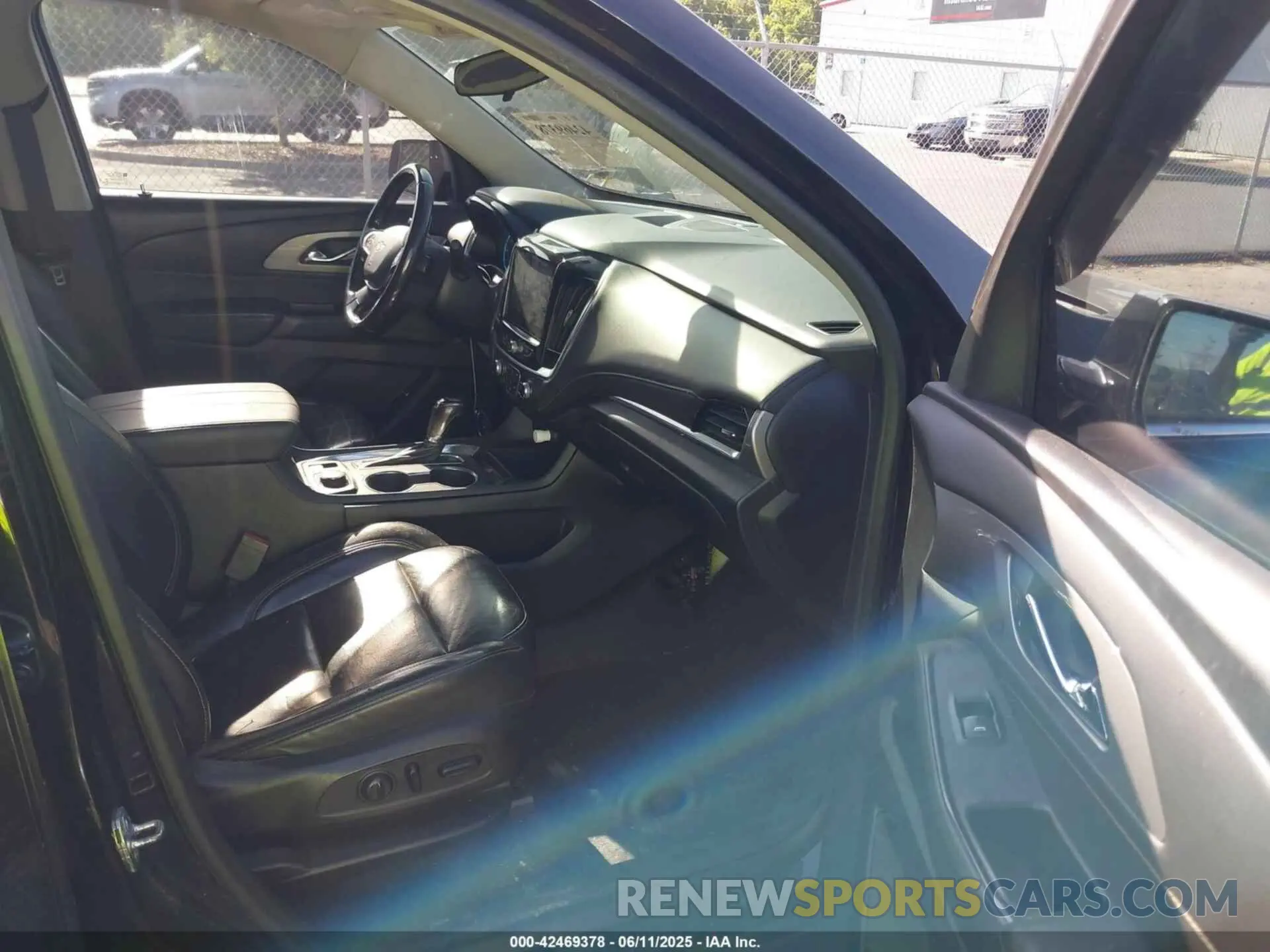5 Photograph of a damaged car 1GNERHKW4LJ248270 CHEVROLET TRAVERSE 2020