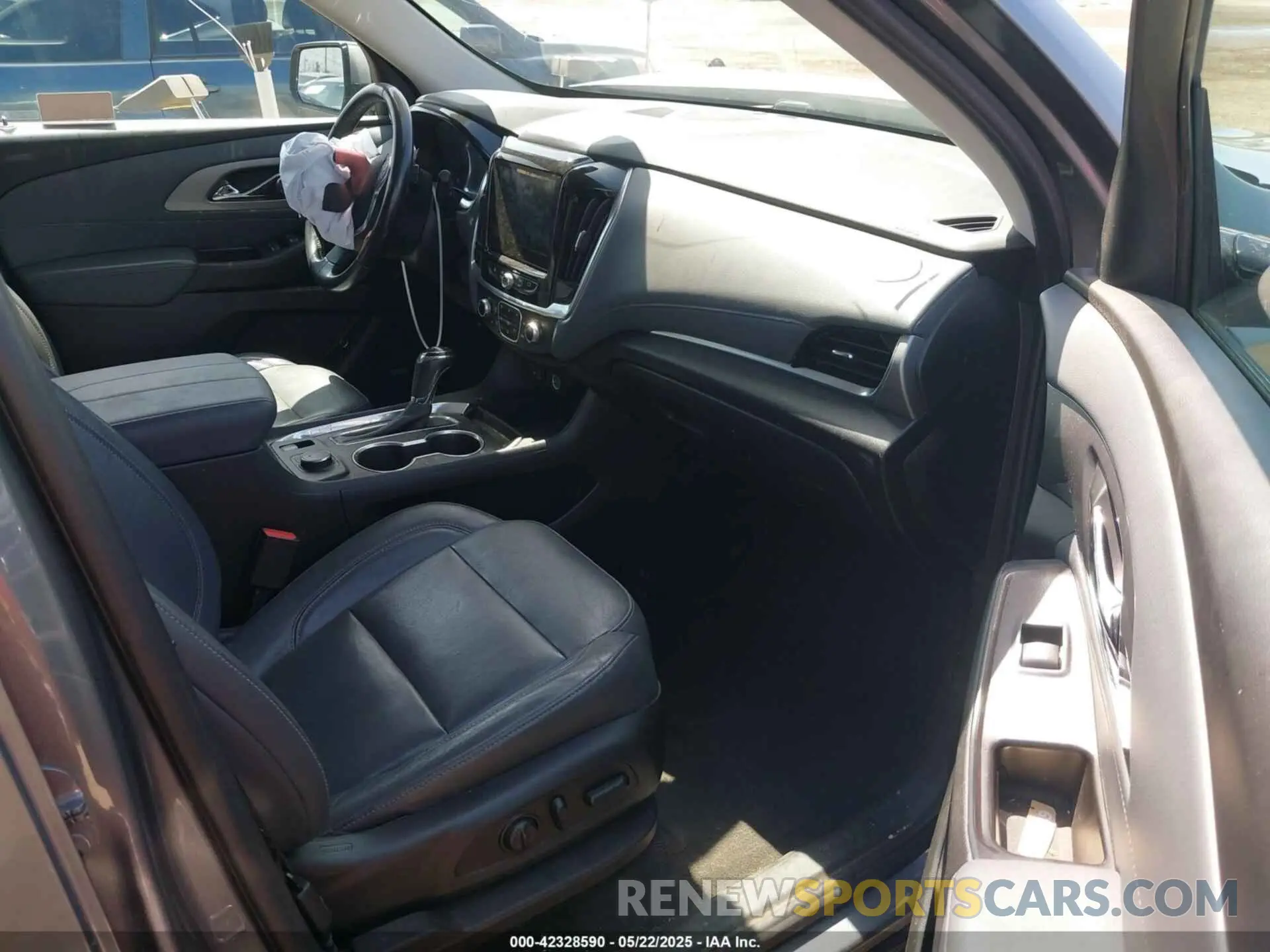 5 Photograph of a damaged car 1GNERHKW5LJ134942 CHEVROLET TRAVERSE 2020
