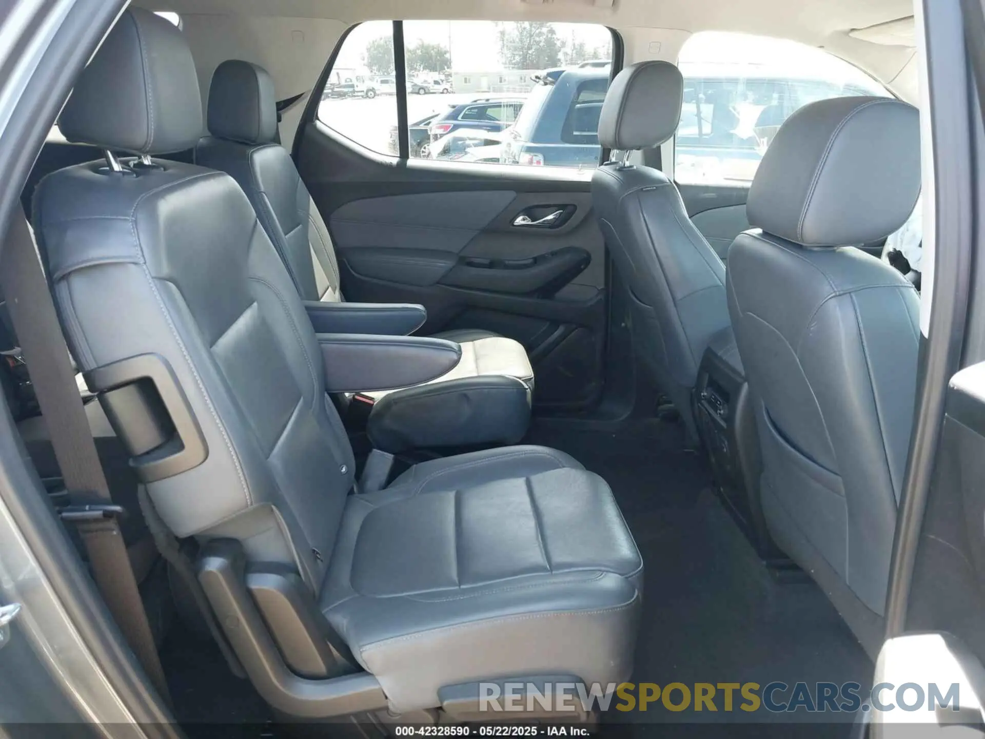 8 Photograph of a damaged car 1GNERHKW5LJ134942 CHEVROLET TRAVERSE 2020