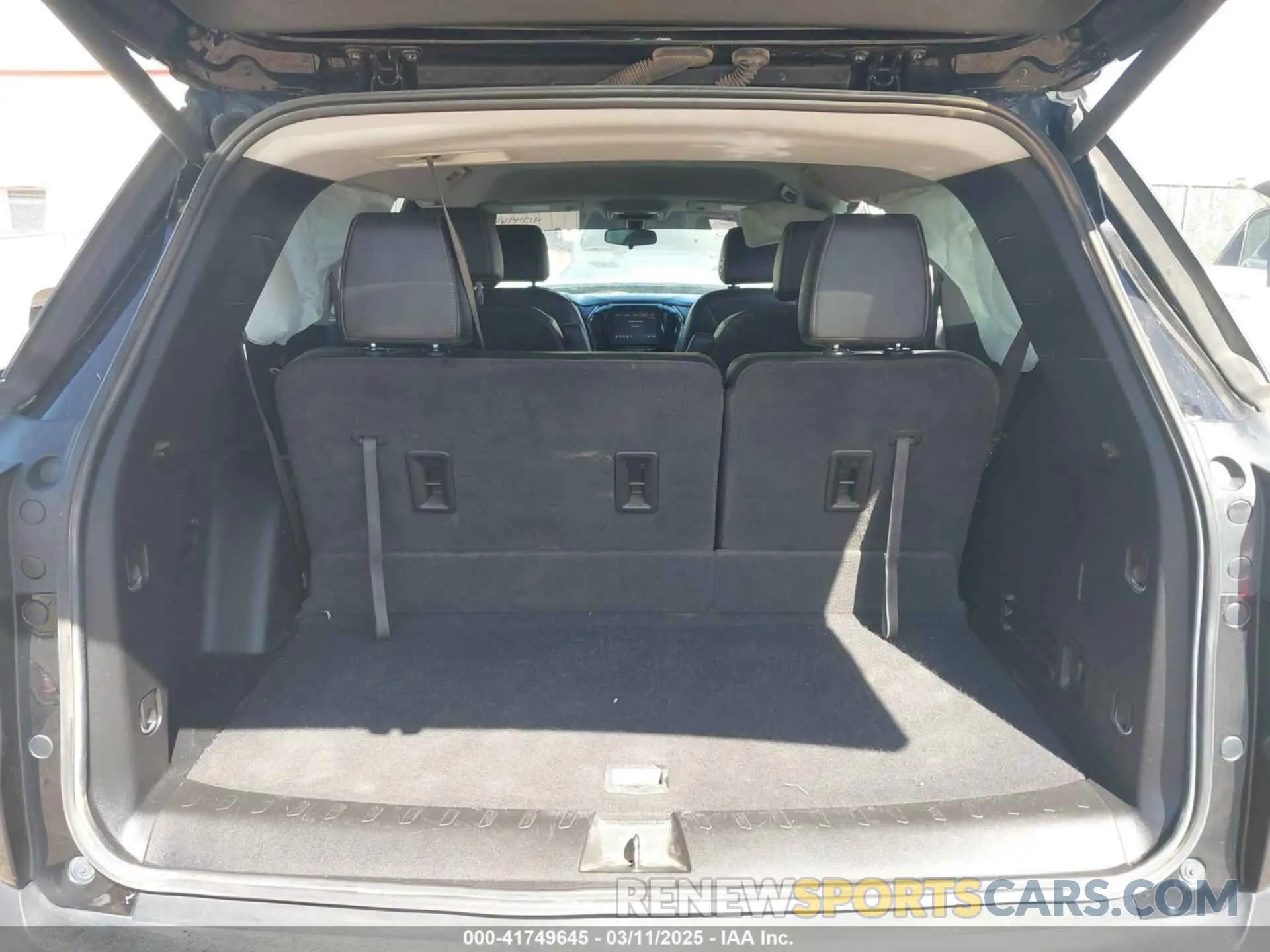 17 Photograph of a damaged car 1GNERHKW6LJ164337 CHEVROLET TRAVERSE 2020