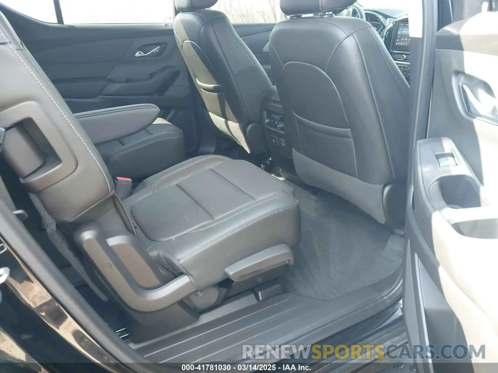 8 Photograph of a damaged car 1GNERHKW7LJ323401 CHEVROLET TRAVERSE 2020