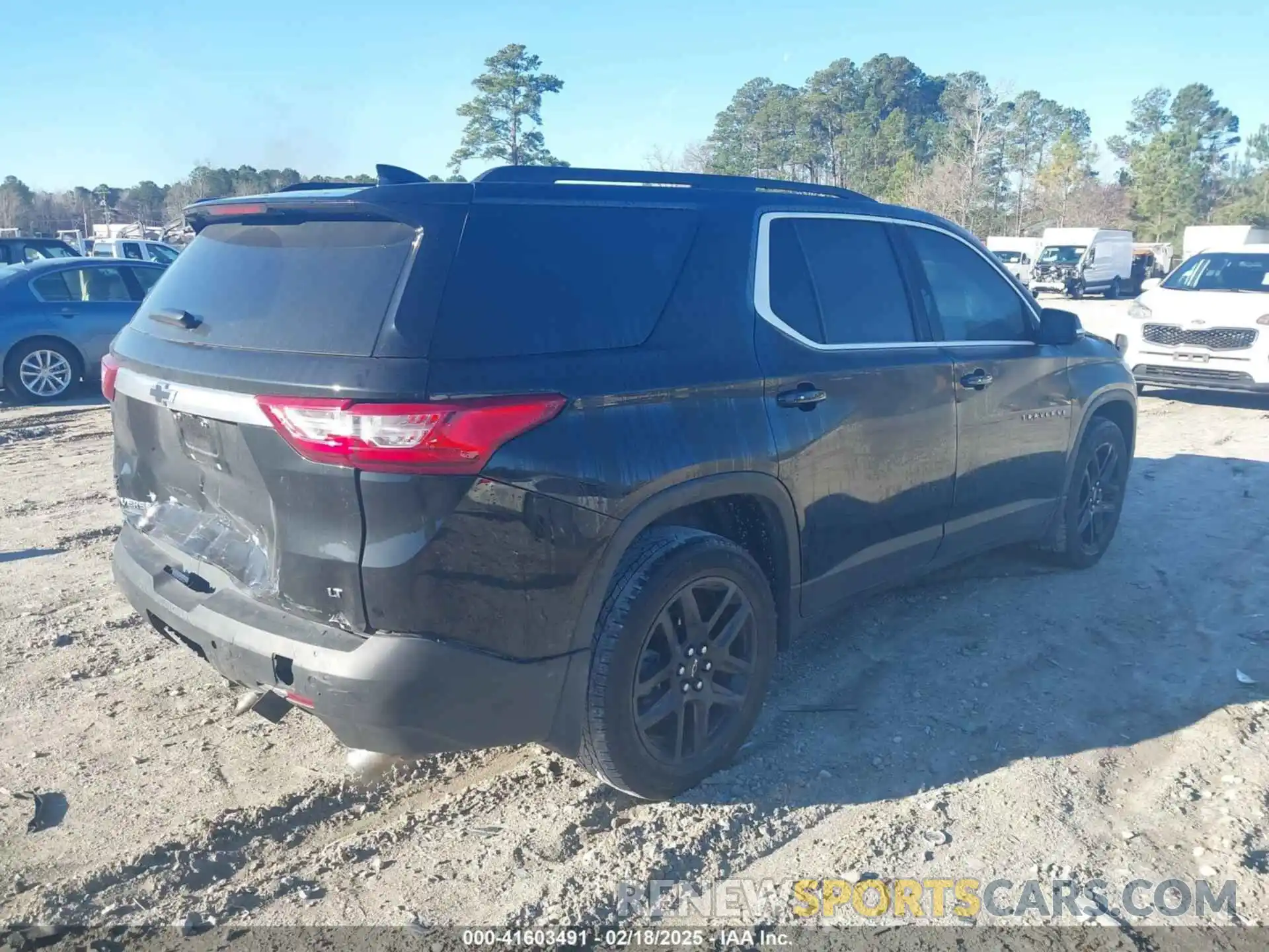 4 Photograph of a damaged car 1GNERHKW7LJ329361 CHEVROLET TRAVERSE 2020