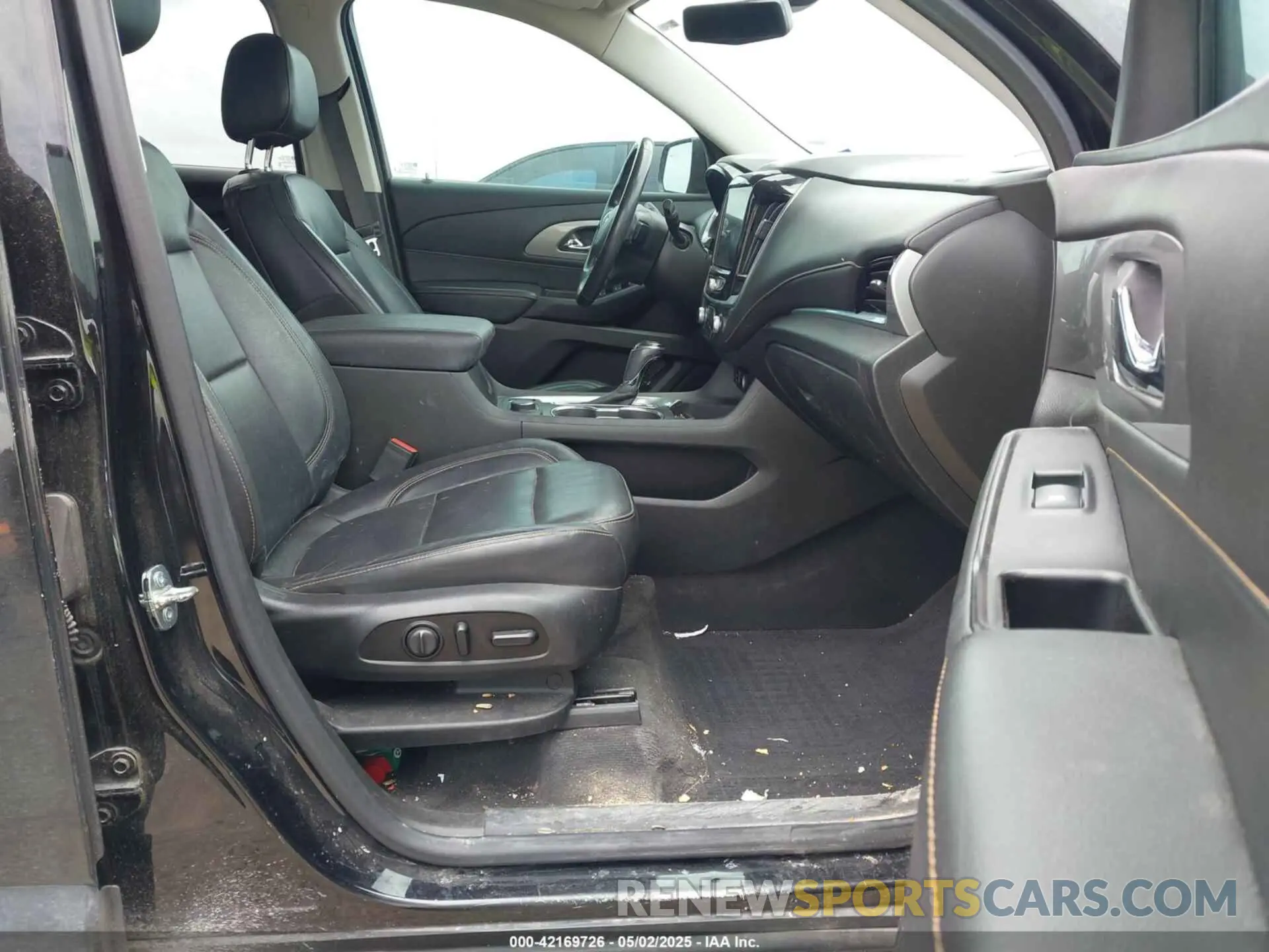 5 Photograph of a damaged car 1GNERJKW2LJ133285 CHEVROLET TRAVERSE 2020