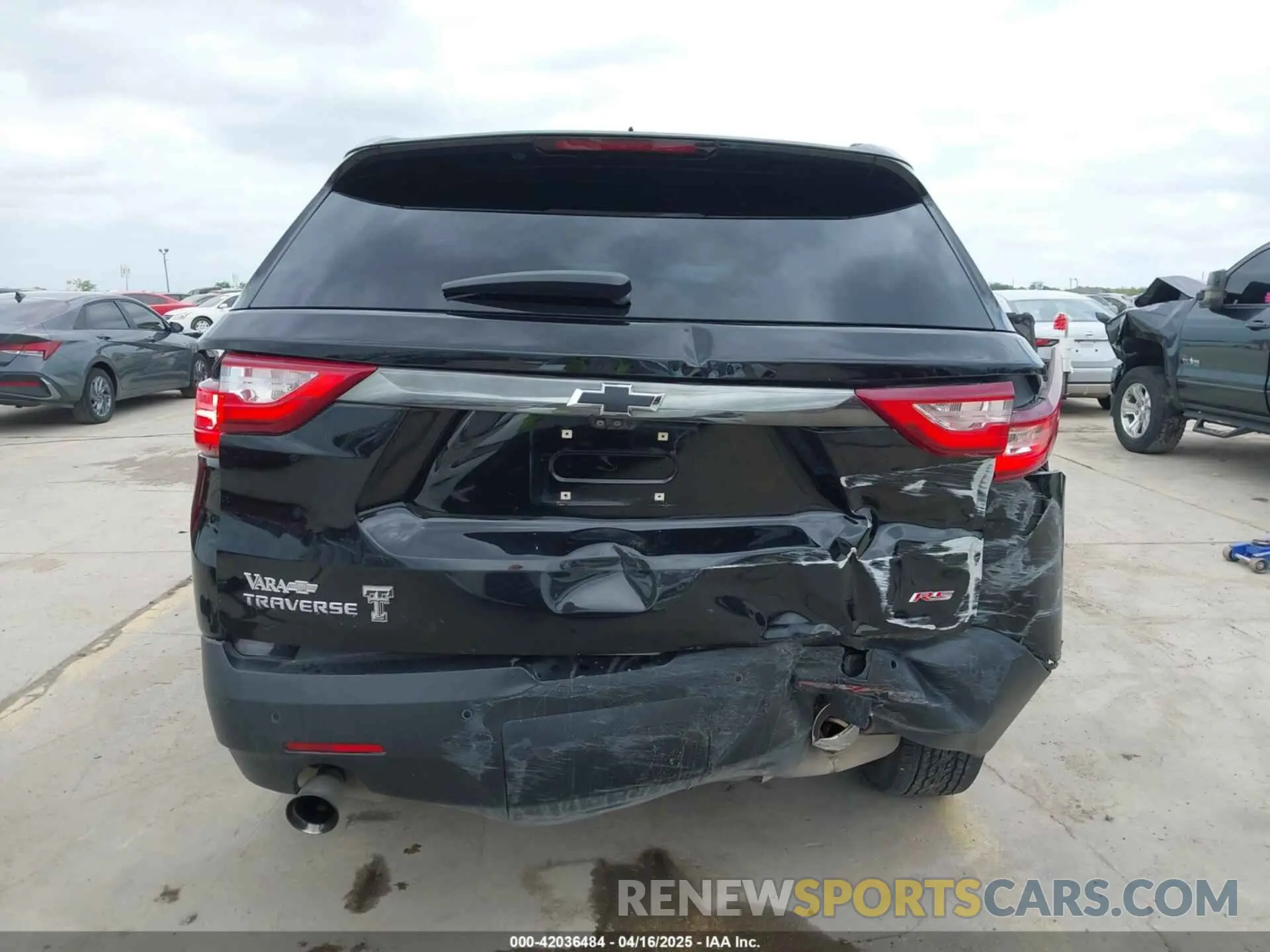 17 Photograph of a damaged car 1GNERJKW4LJ308006 CHEVROLET TRAVERSE 2020