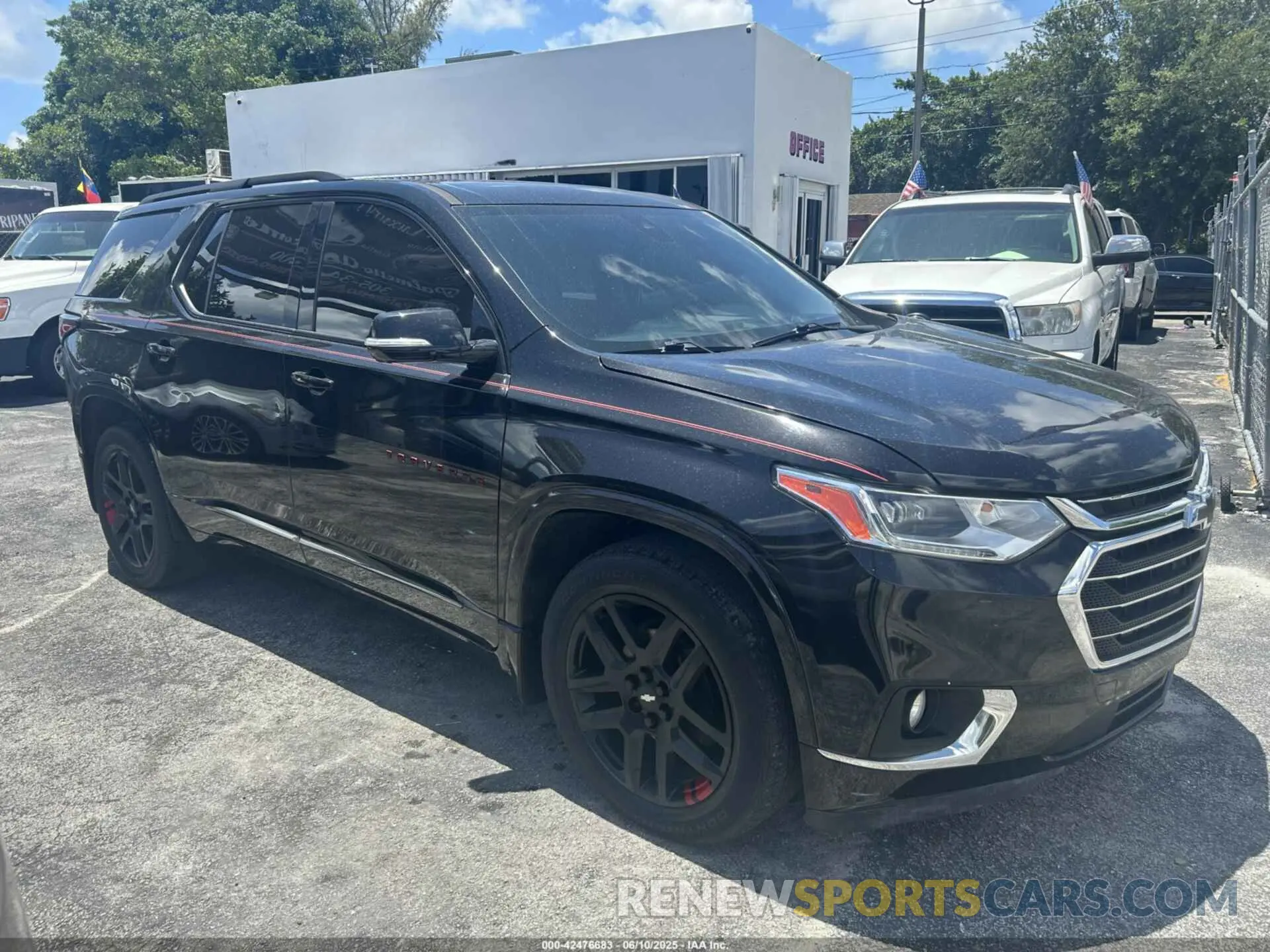 1 Photograph of a damaged car 1GNERKKW2LJ102589 CHEVROLET TRAVERSE 2020