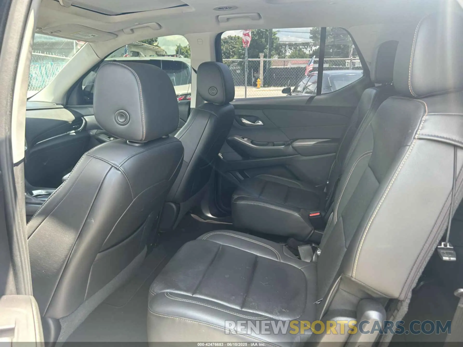 8 Photograph of a damaged car 1GNERKKW2LJ102589 CHEVROLET TRAVERSE 2020