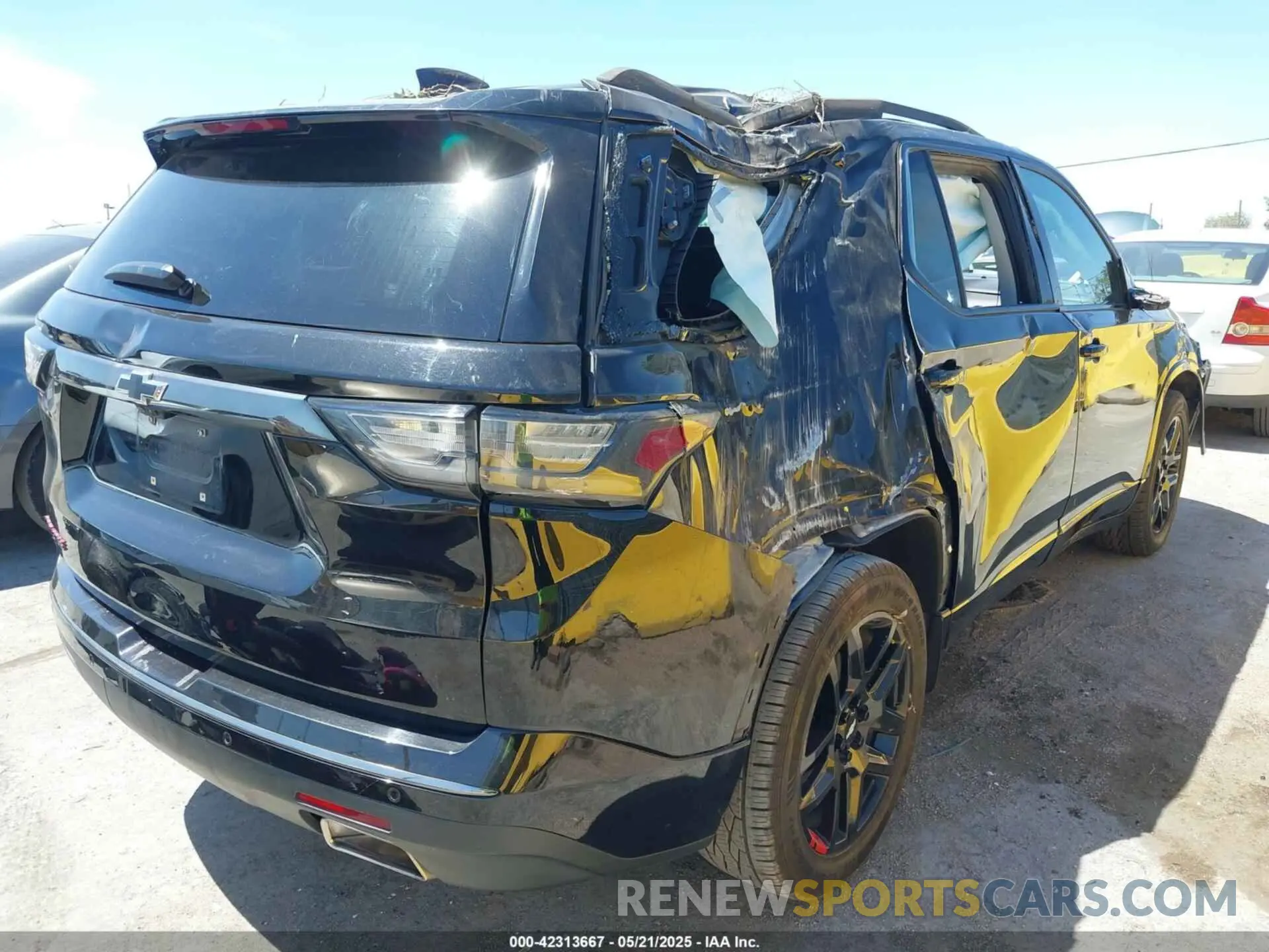 4 Photograph of a damaged car 1GNERKKW4LJ282612 CHEVROLET TRAVERSE 2020
