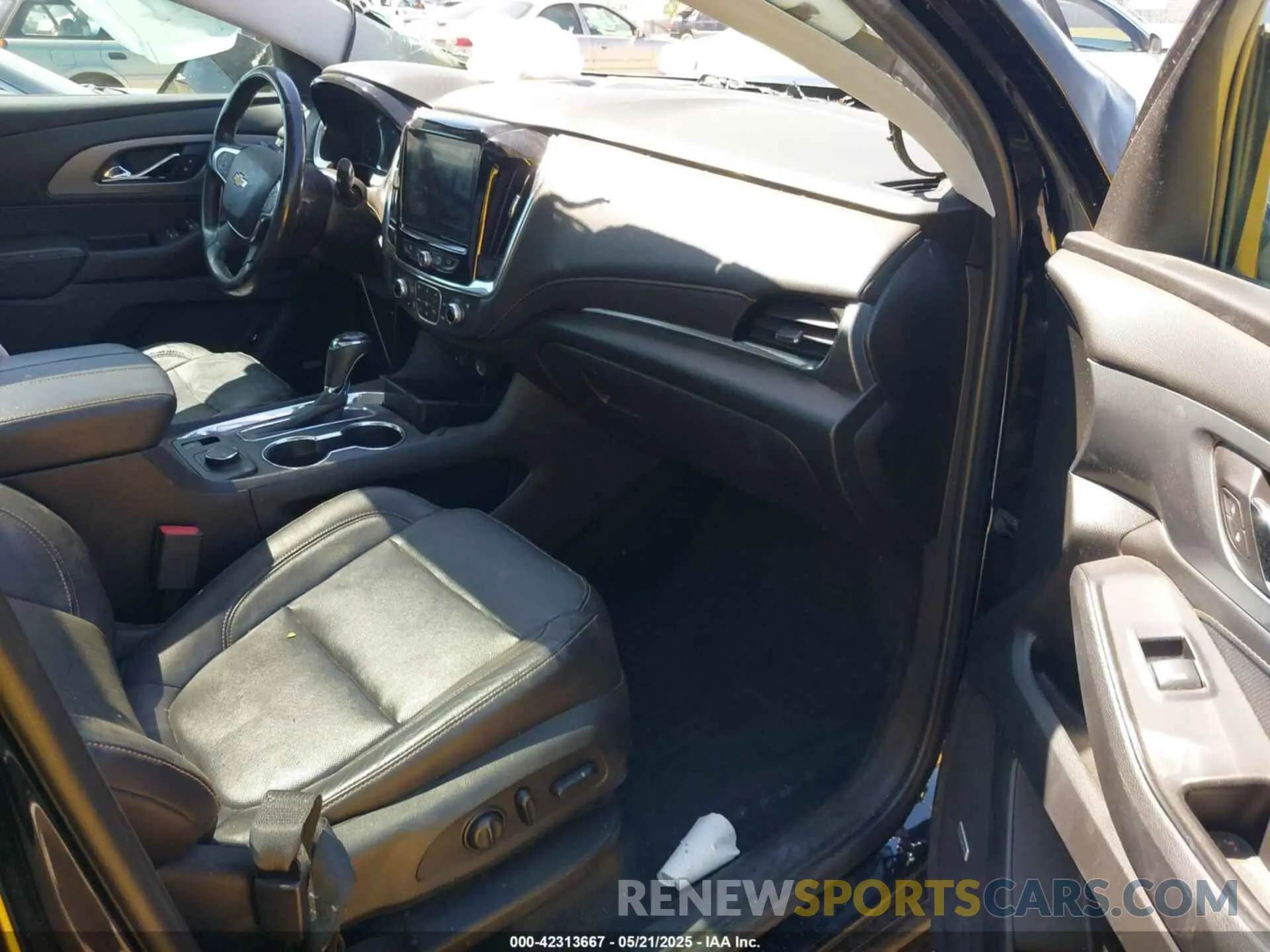 5 Photograph of a damaged car 1GNERKKW4LJ282612 CHEVROLET TRAVERSE 2020