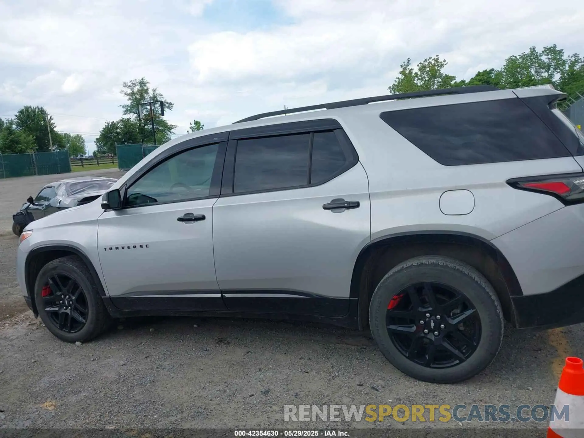 14 Photograph of a damaged car 1GNERKKW6LJ281302 CHEVROLET TRAVERSE 2020