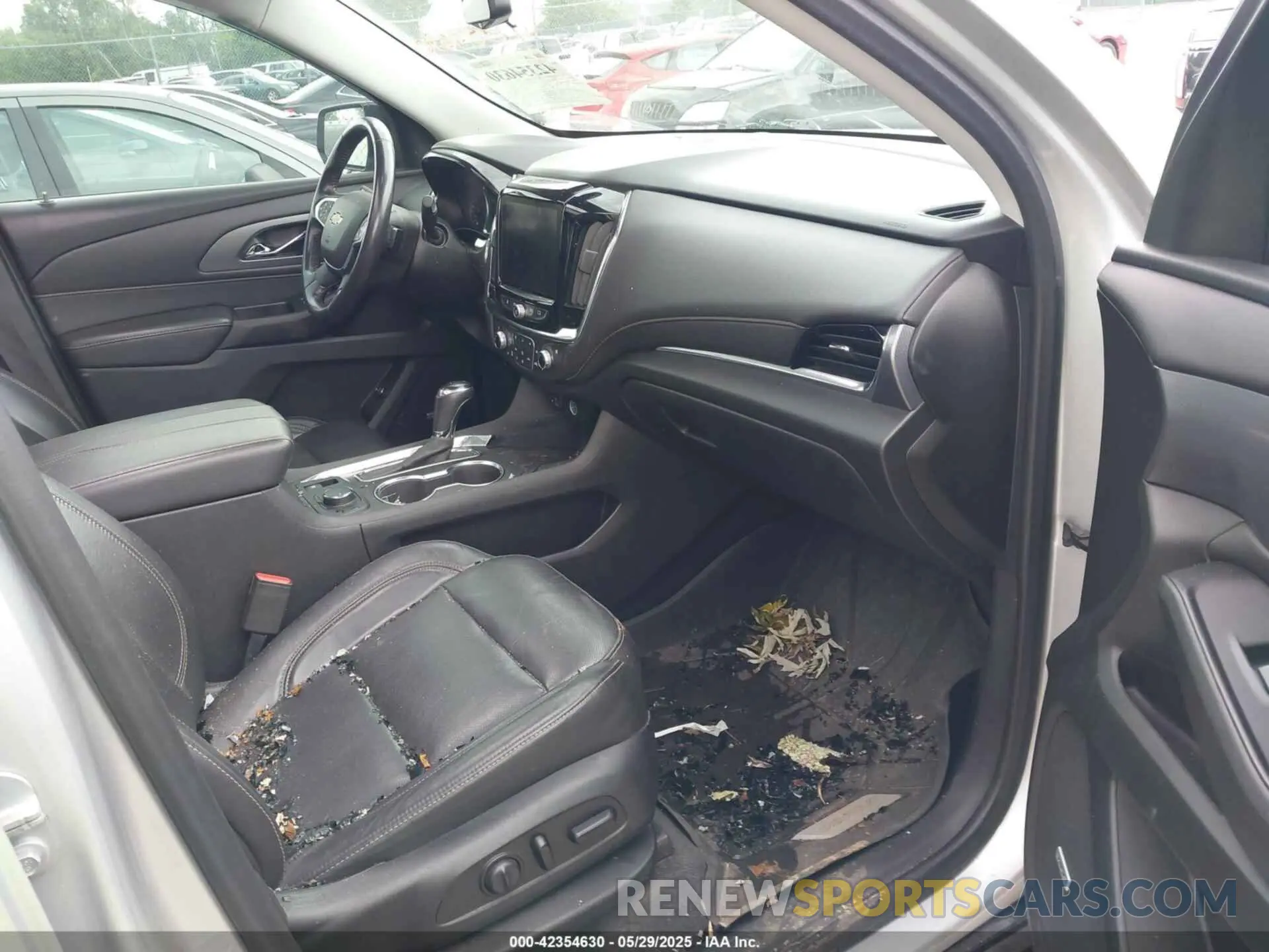 5 Photograph of a damaged car 1GNERKKW6LJ281302 CHEVROLET TRAVERSE 2020