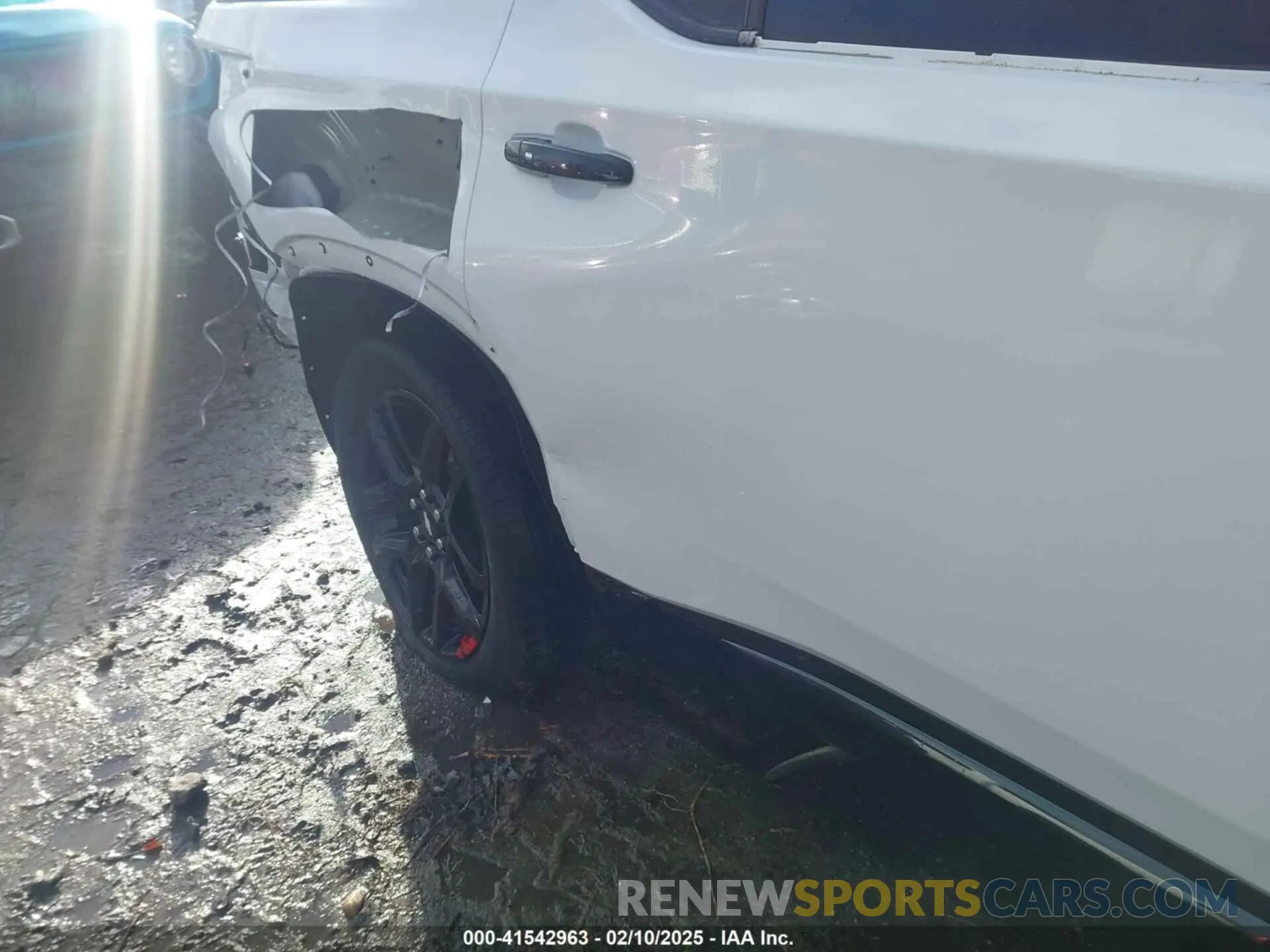 17 Photograph of a damaged car 1GNERKKW7LJ273306 CHEVROLET TRAVERSE 2020