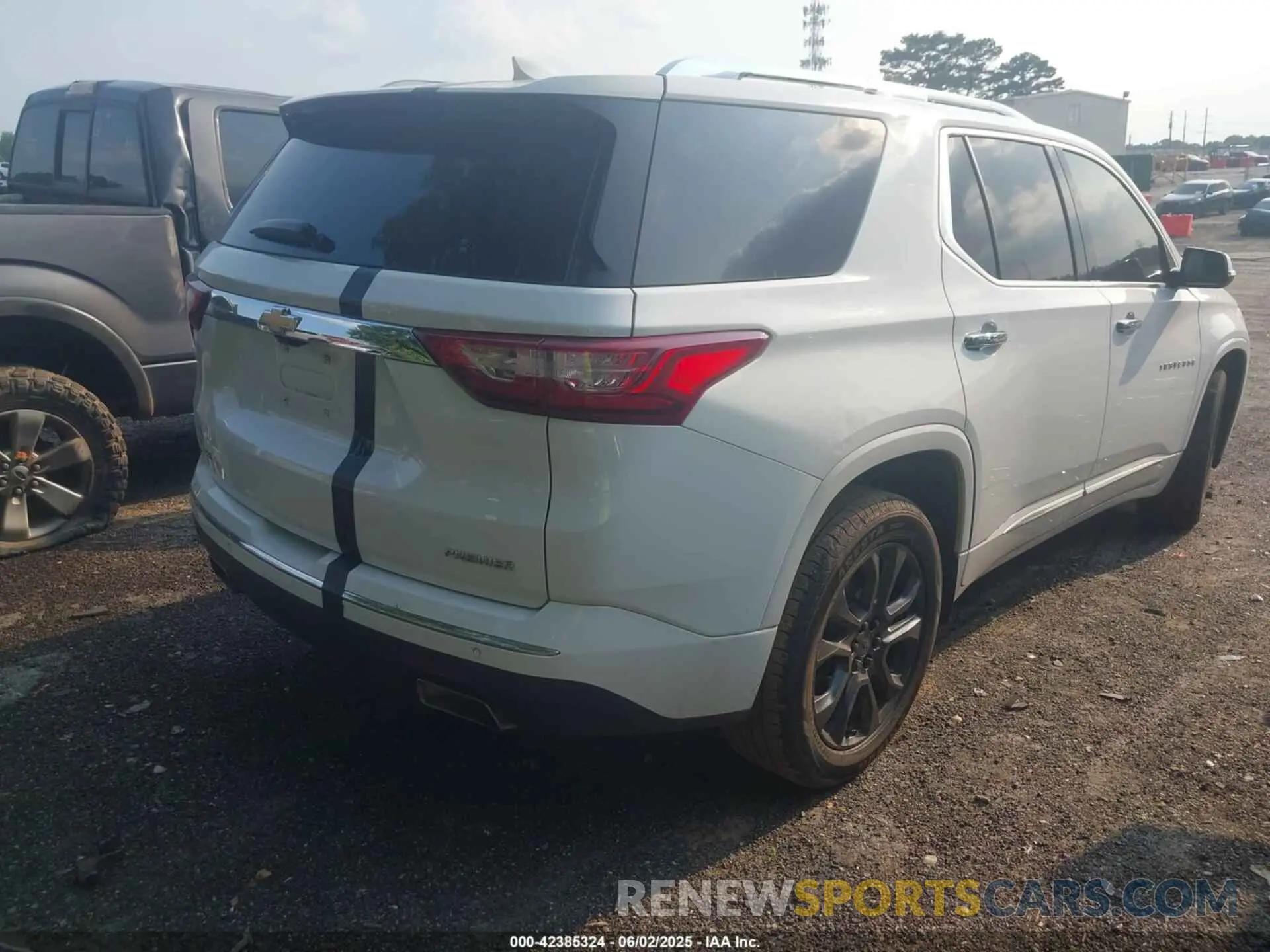 4 Photograph of a damaged car 1GNERKKW7LJ302318 CHEVROLET TRAVERSE 2020