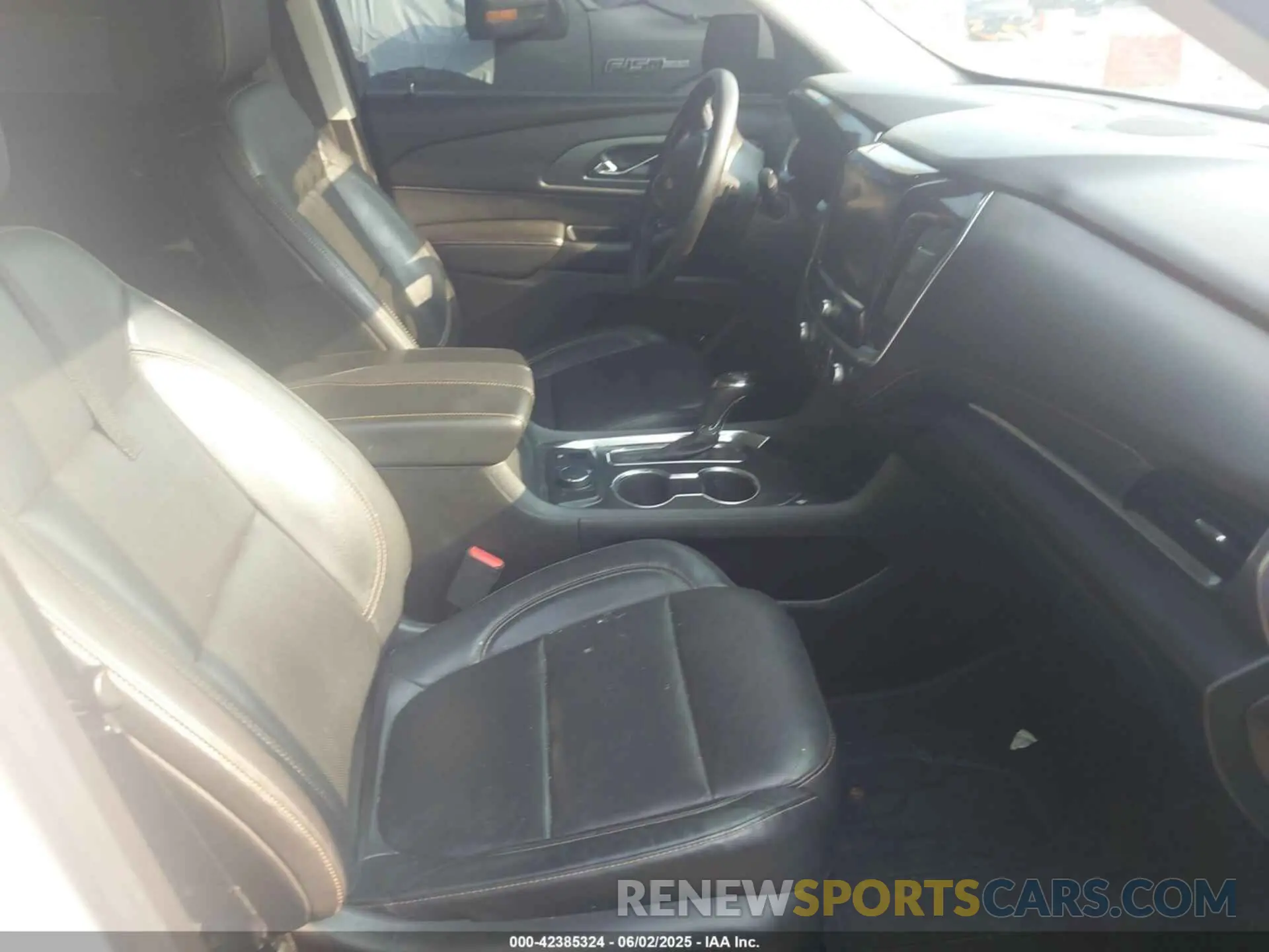 5 Photograph of a damaged car 1GNERKKW7LJ302318 CHEVROLET TRAVERSE 2020