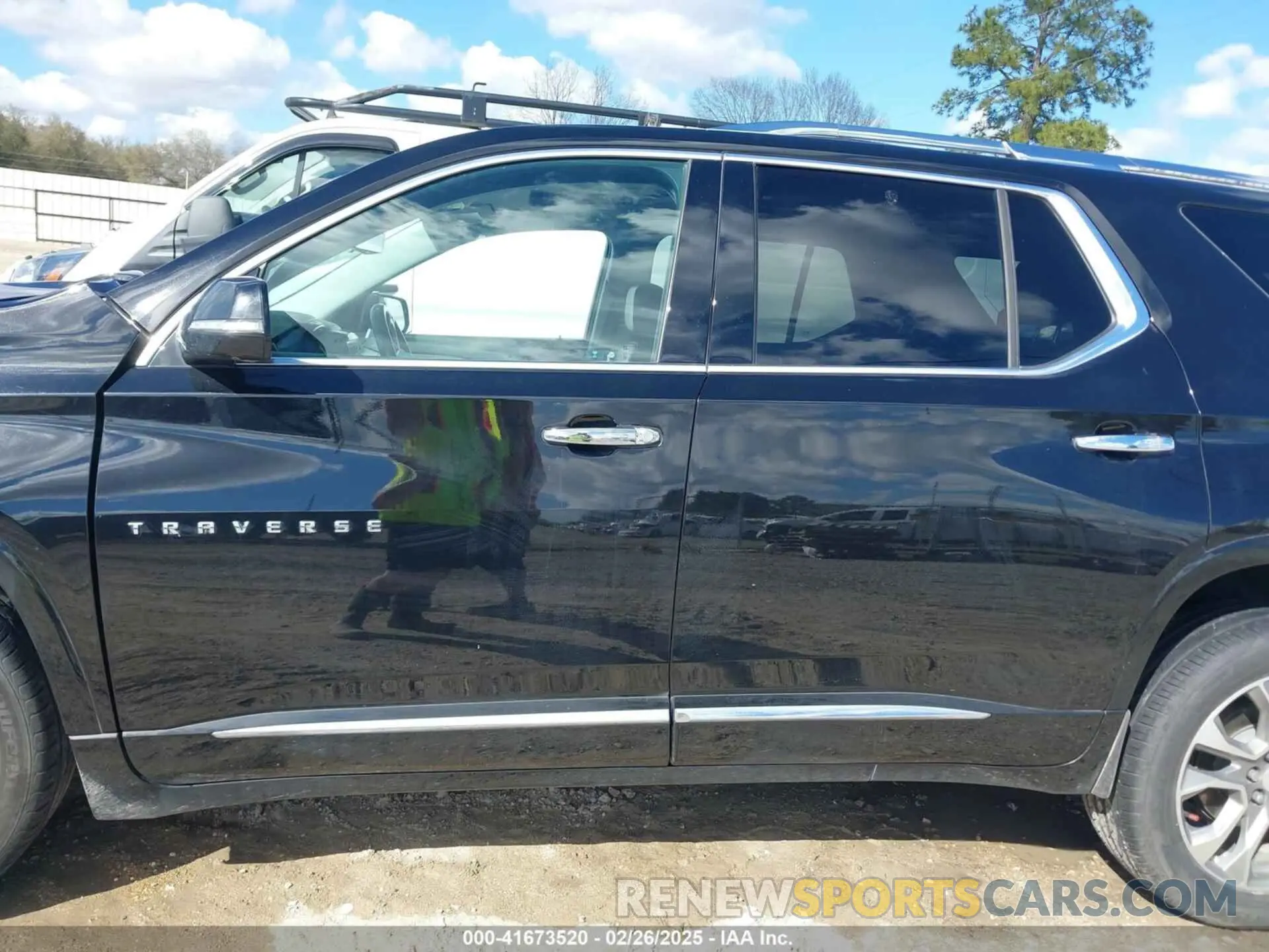 15 Photograph of a damaged car 1GNERKKWXLJ185222 CHEVROLET TRAVERSE 2020