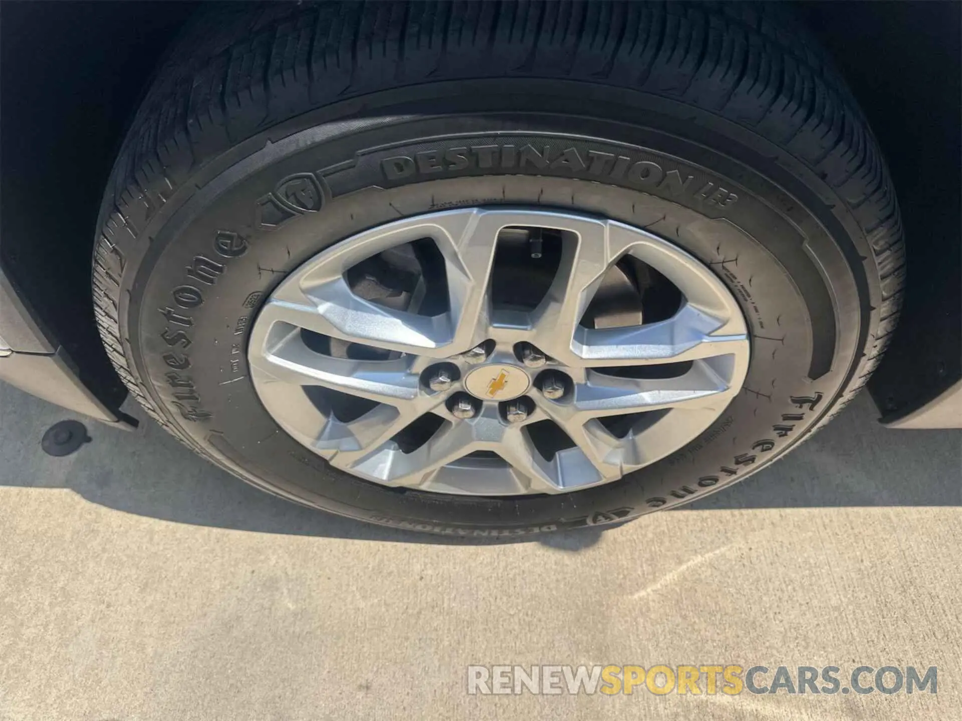5 Photograph of a damaged car 1GNERMKW4LJ249704 CHEVROLET TRAVERSE 2020