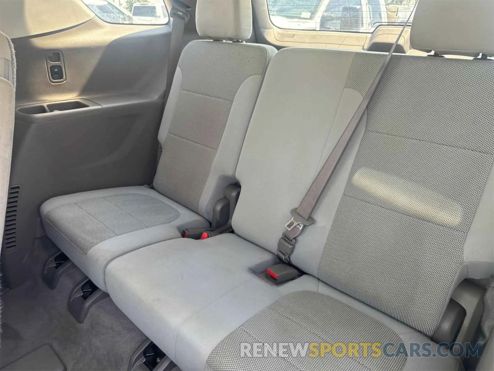 6 Photograph of a damaged car 1GNERMKW4LJ249704 CHEVROLET TRAVERSE 2020