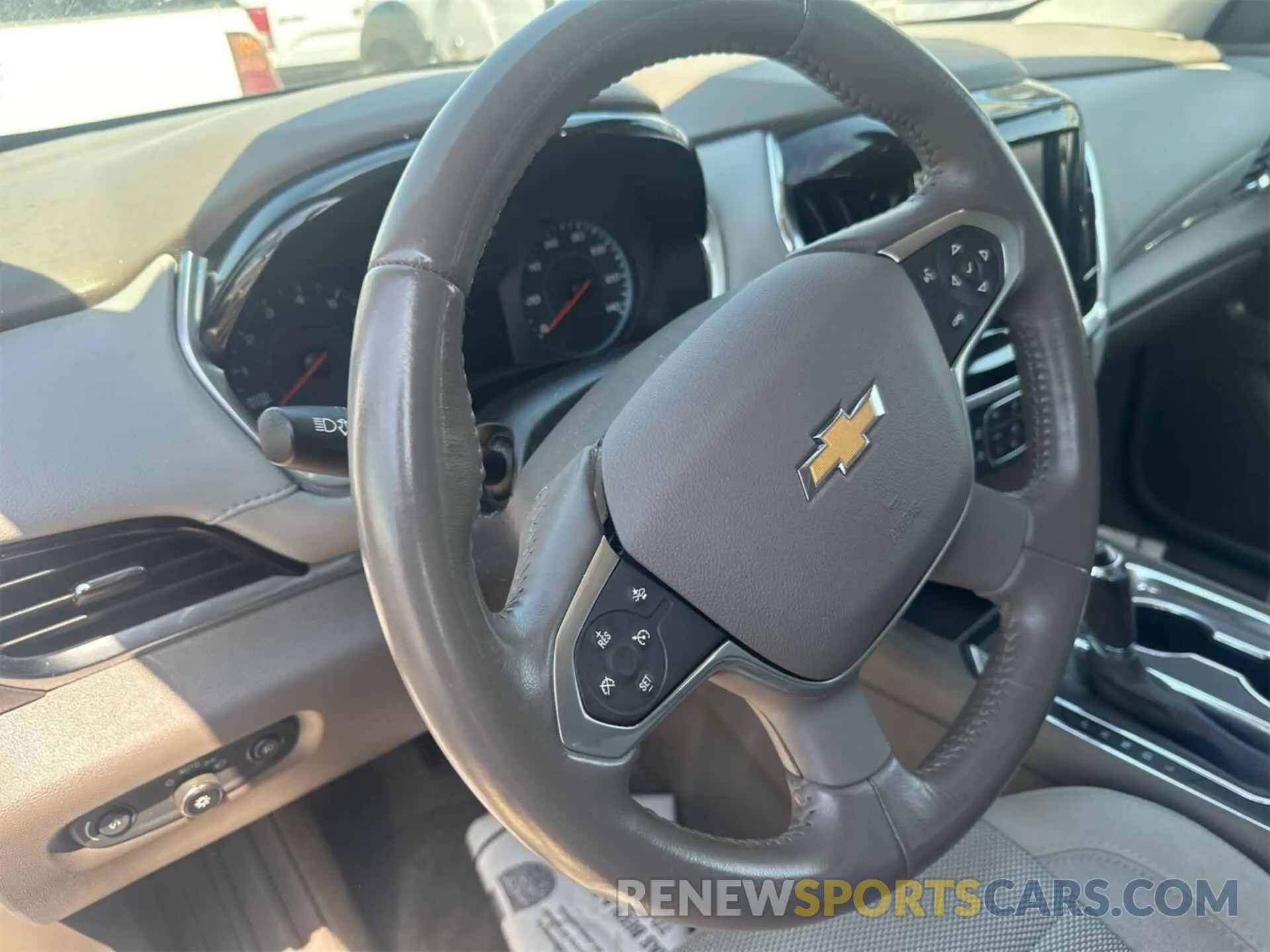 8 Photograph of a damaged car 1GNERMKW4LJ249704 CHEVROLET TRAVERSE 2020