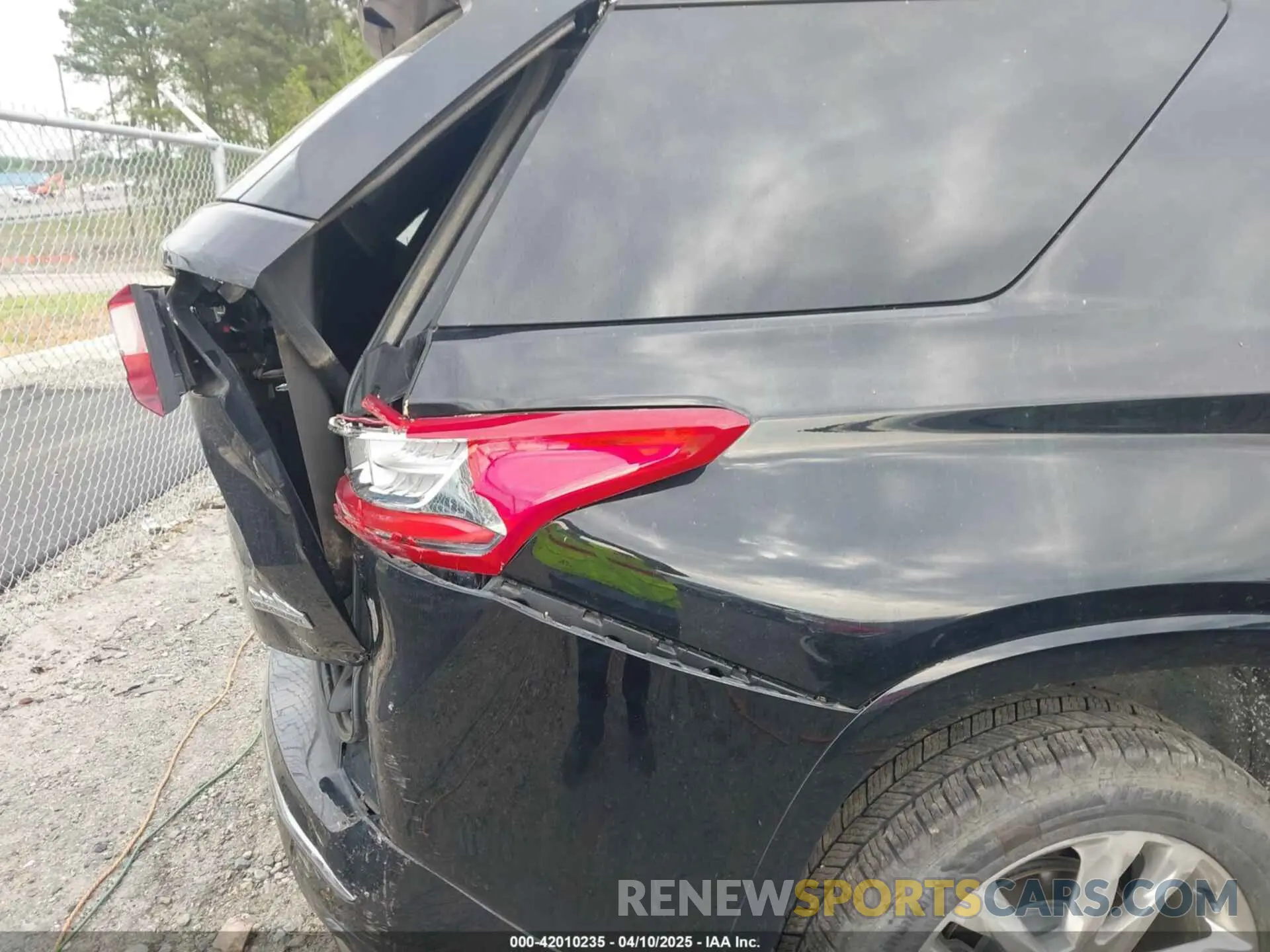 17 Photograph of a damaged car 1GNERNKW3LJ186049 CHEVROLET TRAVERSE 2020