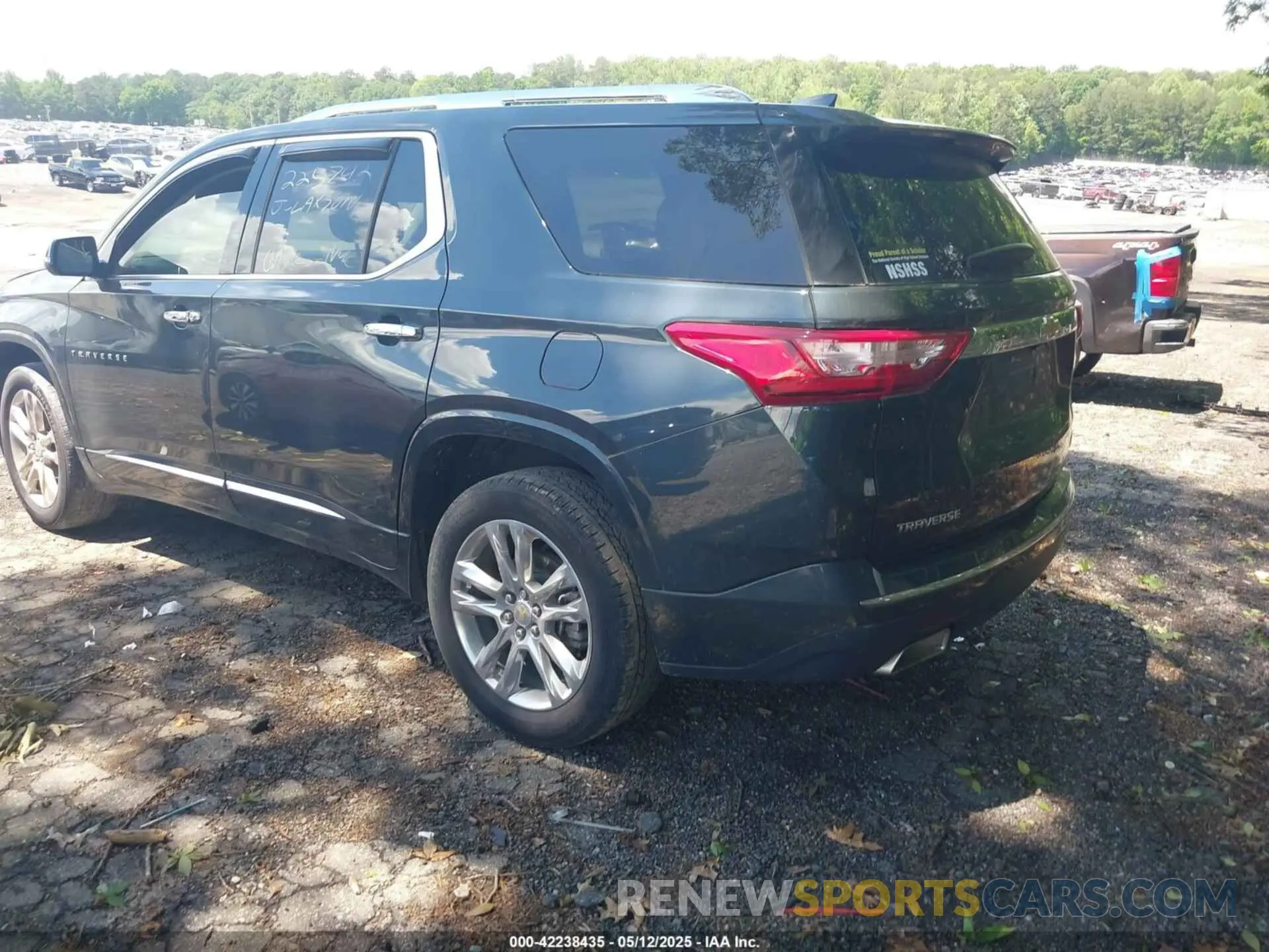 3 Photograph of a damaged car 1GNERNKW5LJ225742 CHEVROLET TRAVERSE 2020