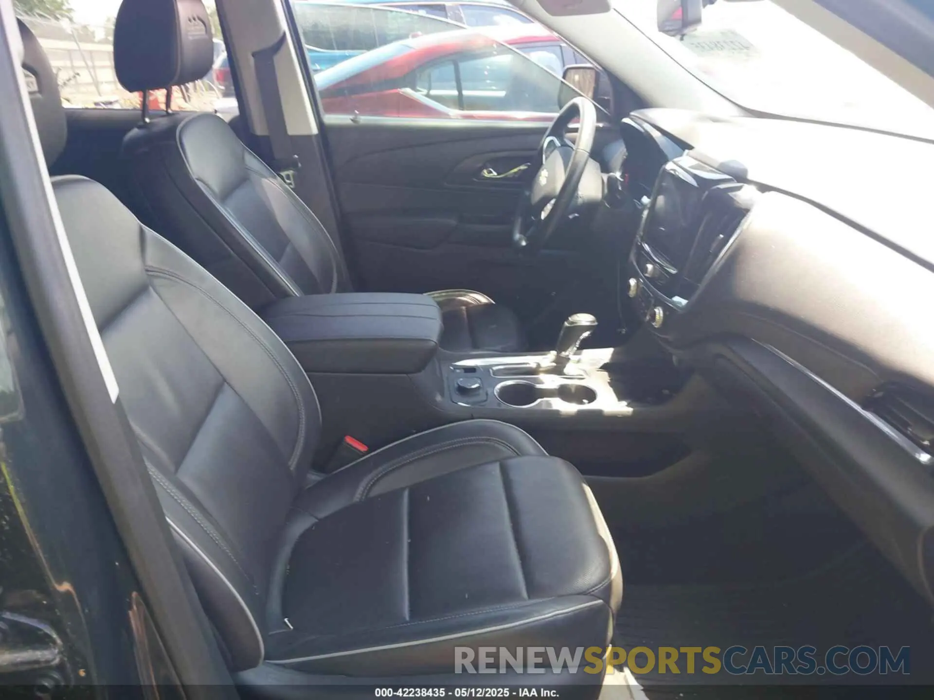 5 Photograph of a damaged car 1GNERNKW5LJ225742 CHEVROLET TRAVERSE 2020