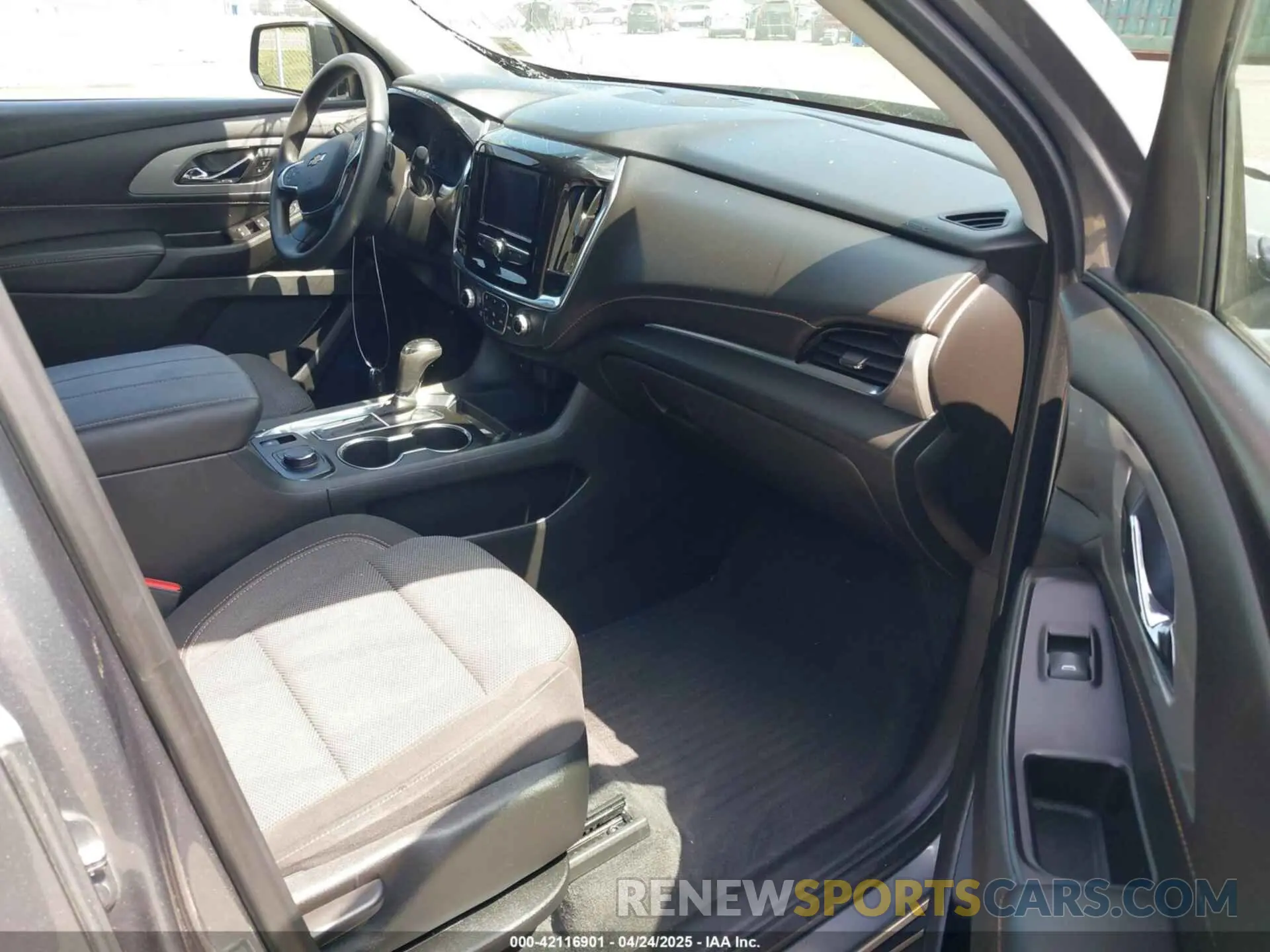 5 Photograph of a damaged car 1GNEVFKW1LJ251126 CHEVROLET TRAVERSE 2020