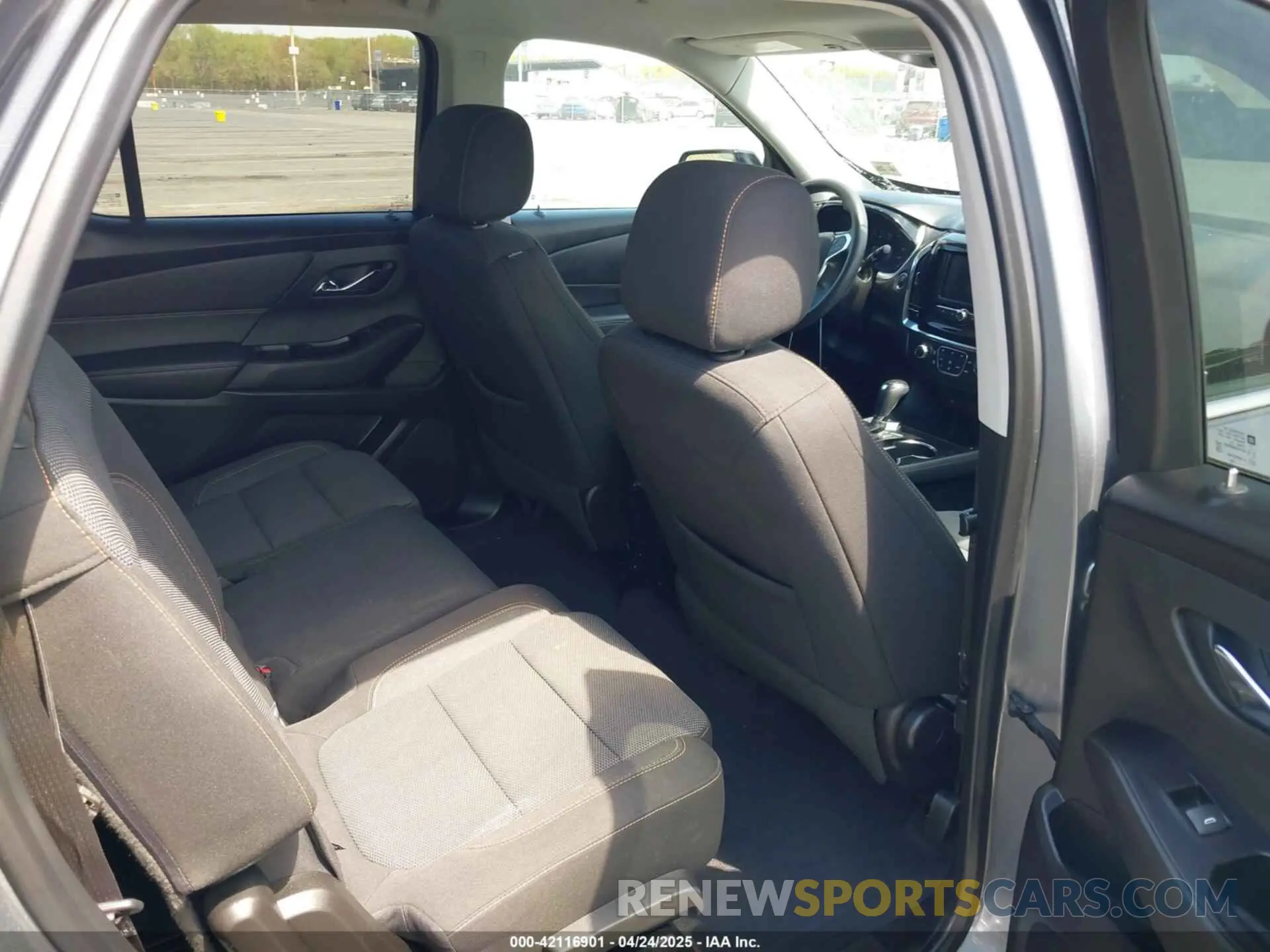 8 Photograph of a damaged car 1GNEVFKW1LJ251126 CHEVROLET TRAVERSE 2020