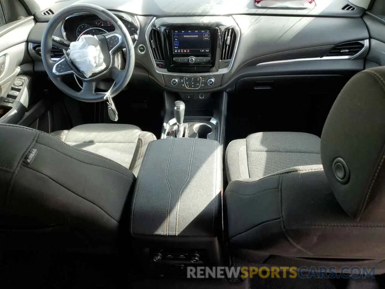 8 Photograph of a damaged car 1GNEVFKW2LJ108007 CHEVROLET TRAVERSE 2020