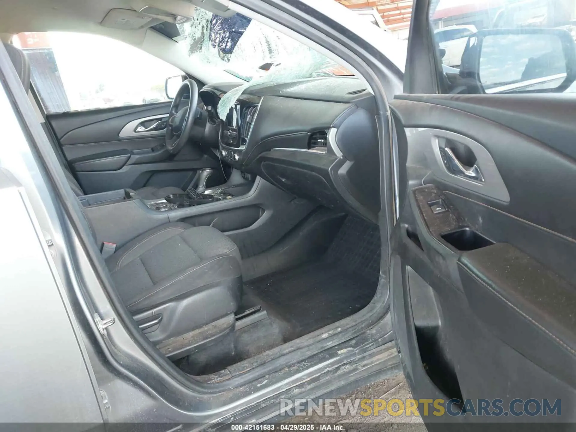 5 Photograph of a damaged car 1GNEVFKW2LJ238353 CHEVROLET TRAVERSE 2020