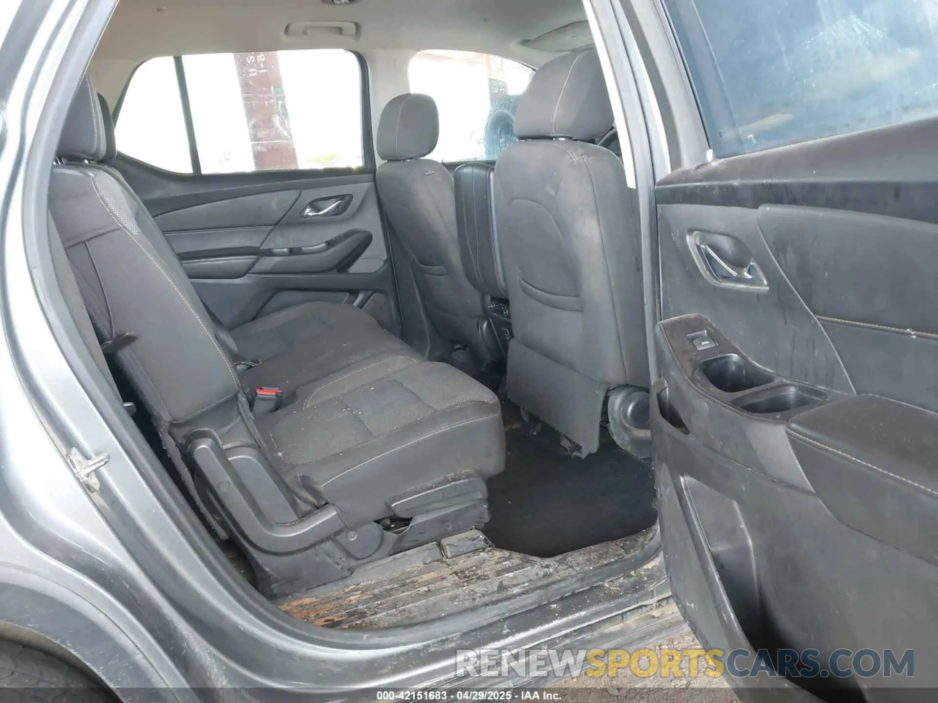 8 Photograph of a damaged car 1GNEVFKW2LJ238353 CHEVROLET TRAVERSE 2020