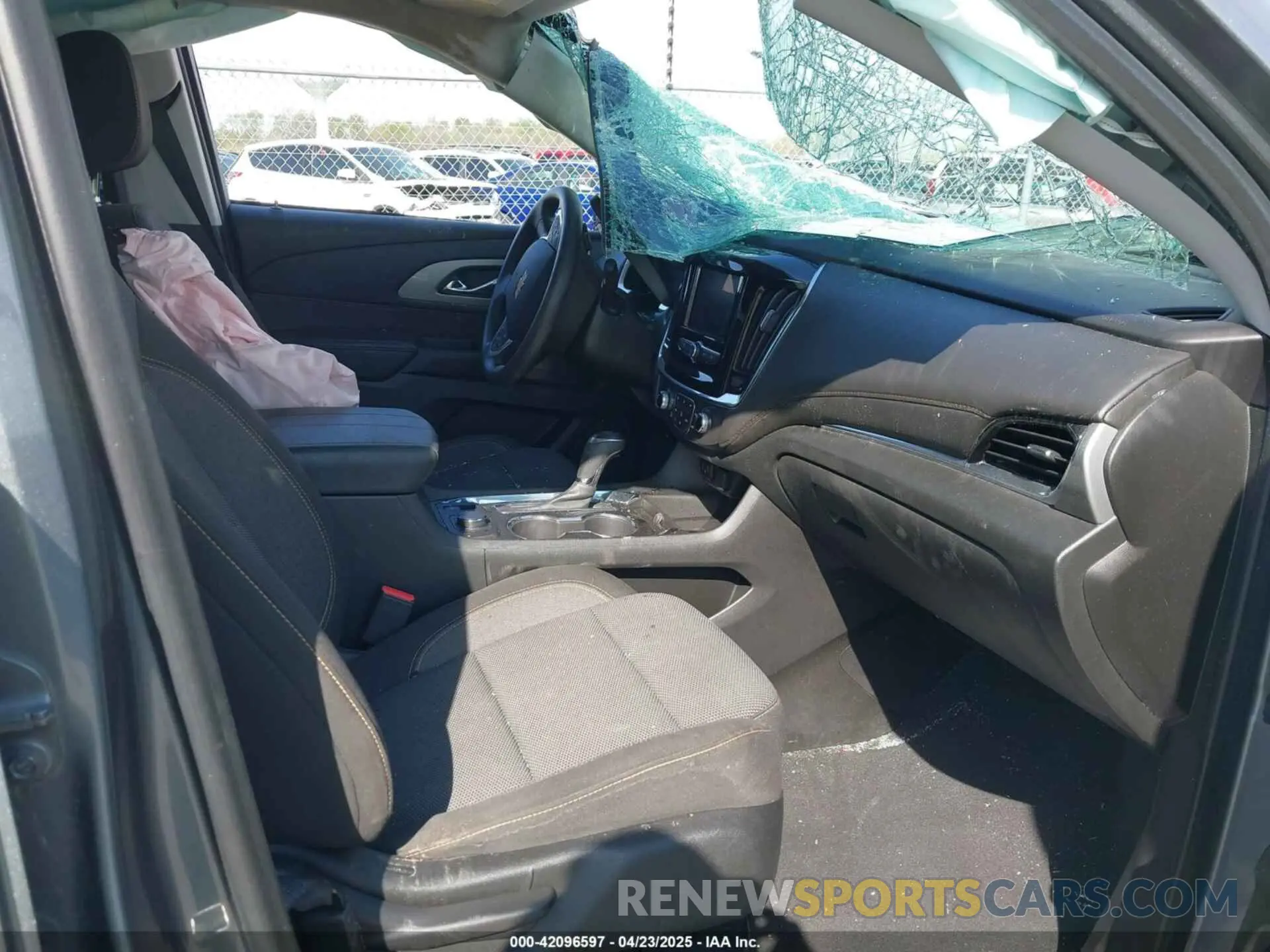 5 Photograph of a damaged car 1GNEVFKW4LJ311948 CHEVROLET TRAVERSE 2020