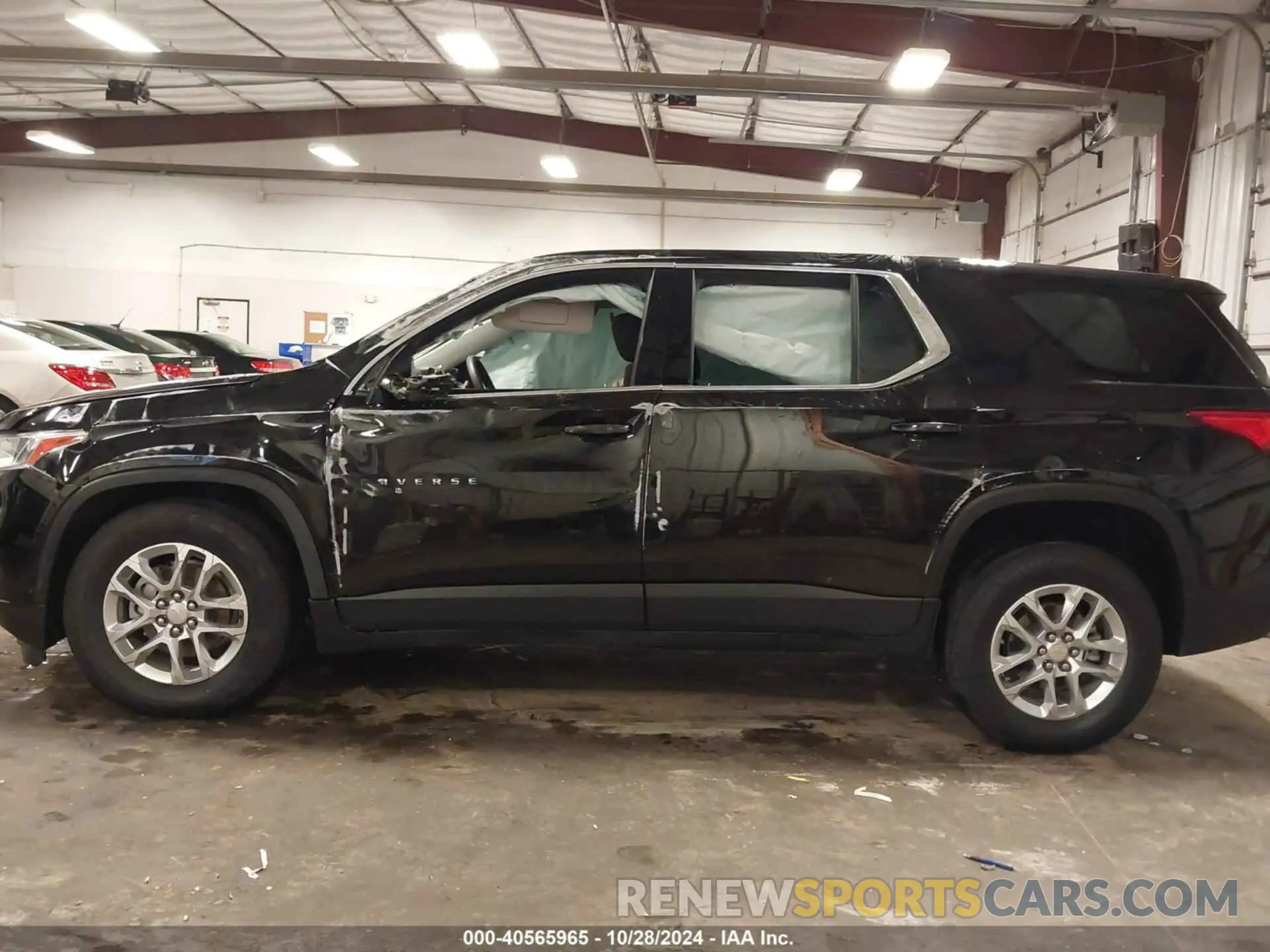 18 Photograph of a damaged car 1GNEVFKW7LJ257187 CHEVROLET TRAVERSE 2020