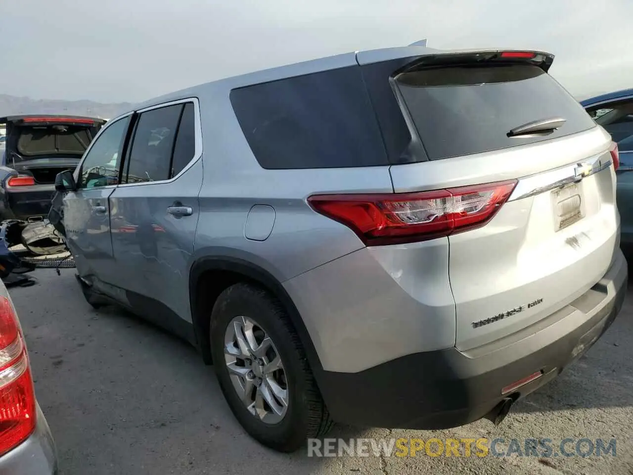 2 Photograph of a damaged car 1GNEVFKW8LJ283734 CHEVROLET TRAVERSE 2020