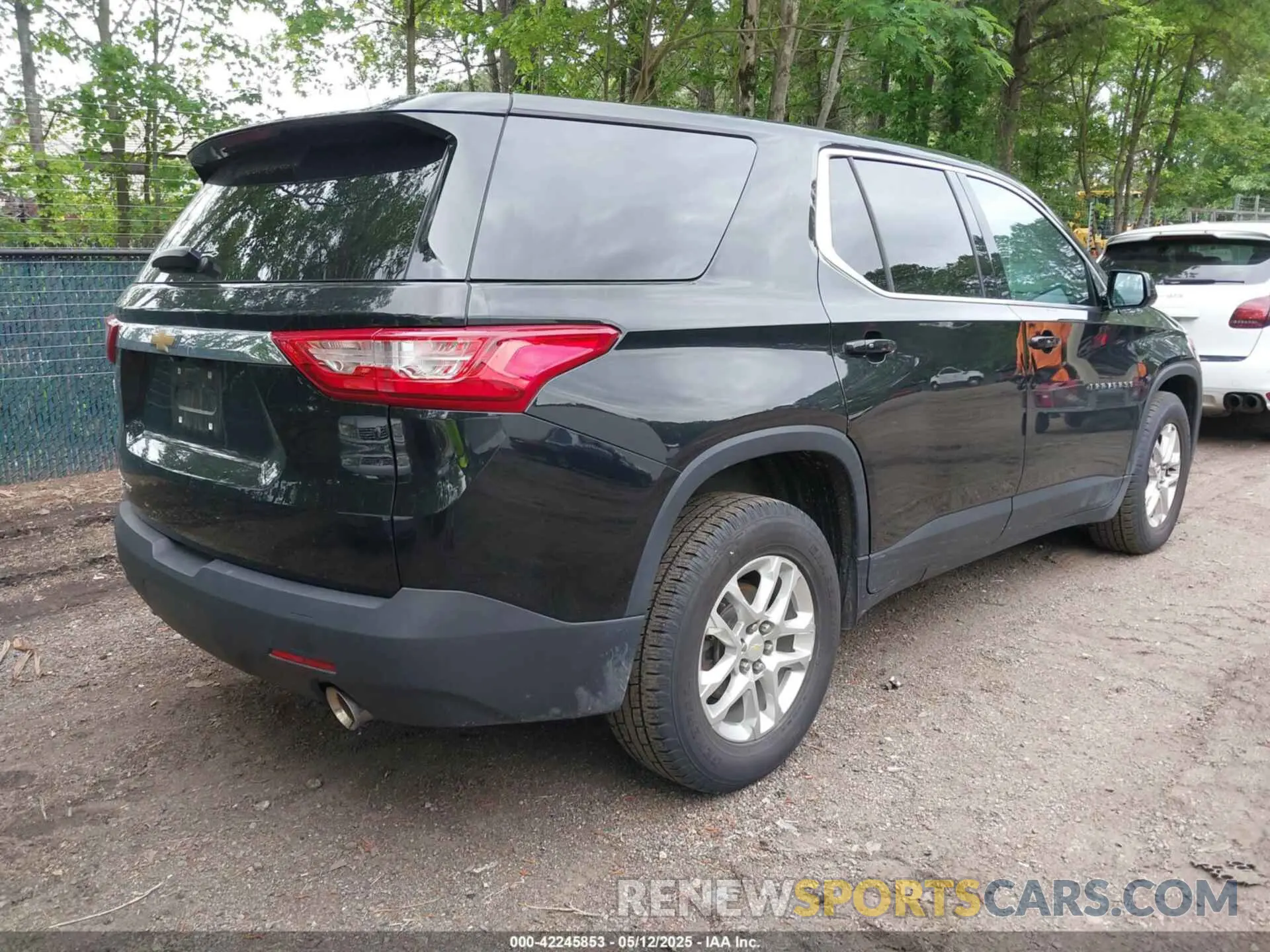 4 Photograph of a damaged car 1GNEVFKWXLJ259449 CHEVROLET TRAVERSE 2020