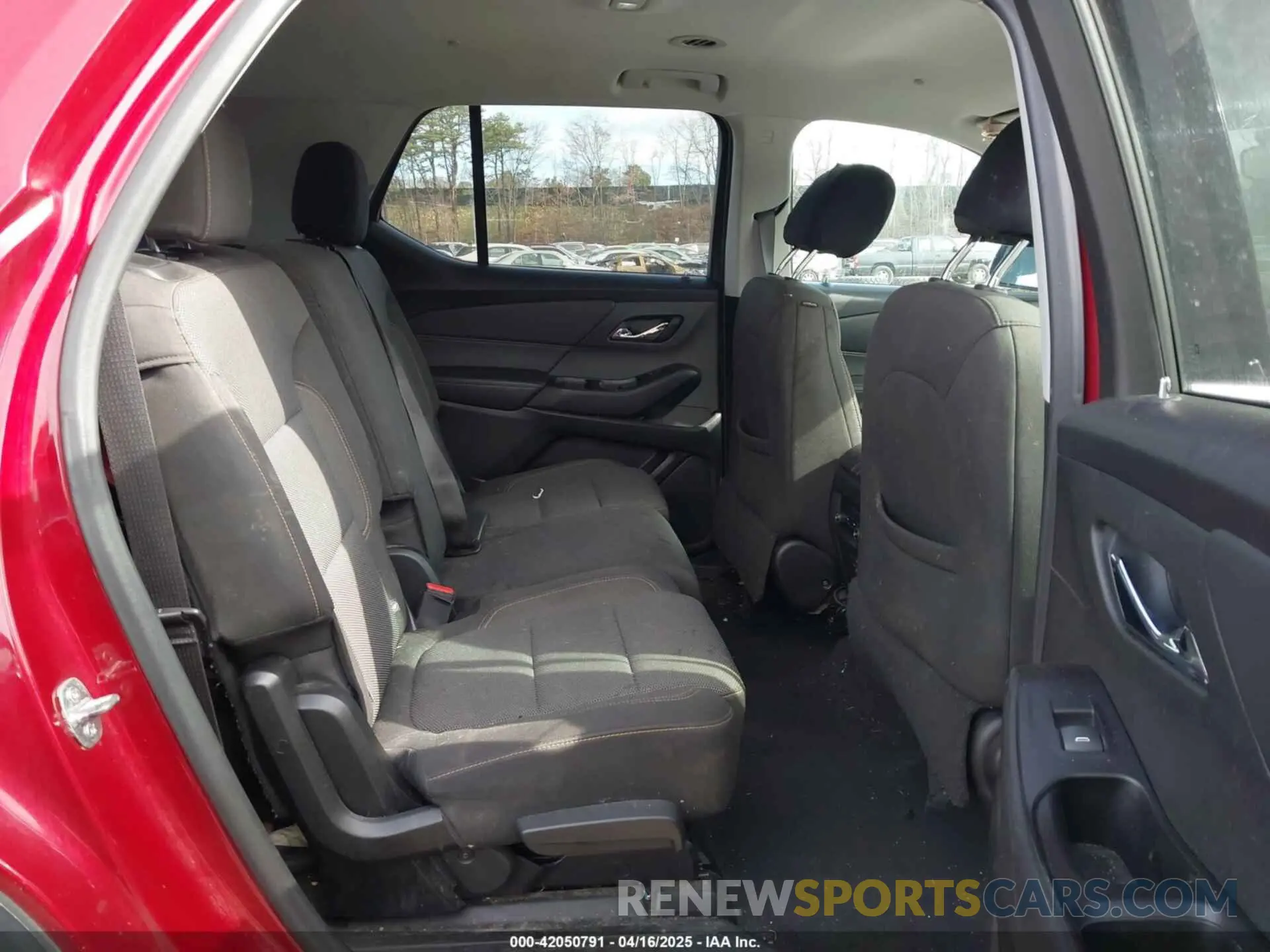 8 Photograph of a damaged car 1GNEVGKW0LJ156045 CHEVROLET TRAVERSE 2020