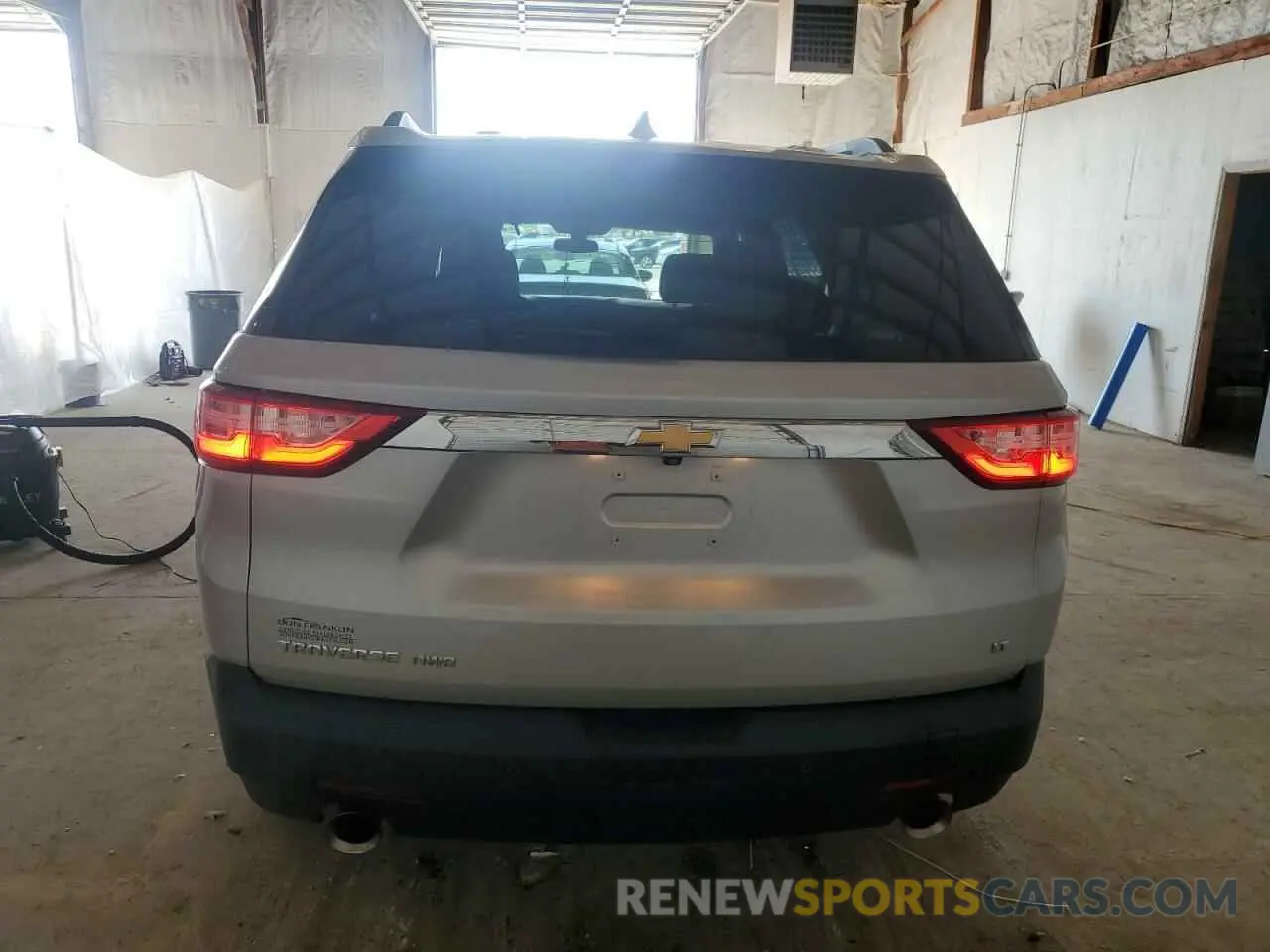 6 Photograph of a damaged car 1GNEVGKW3LJ168920 CHEVROLET TRAVERSE 2020