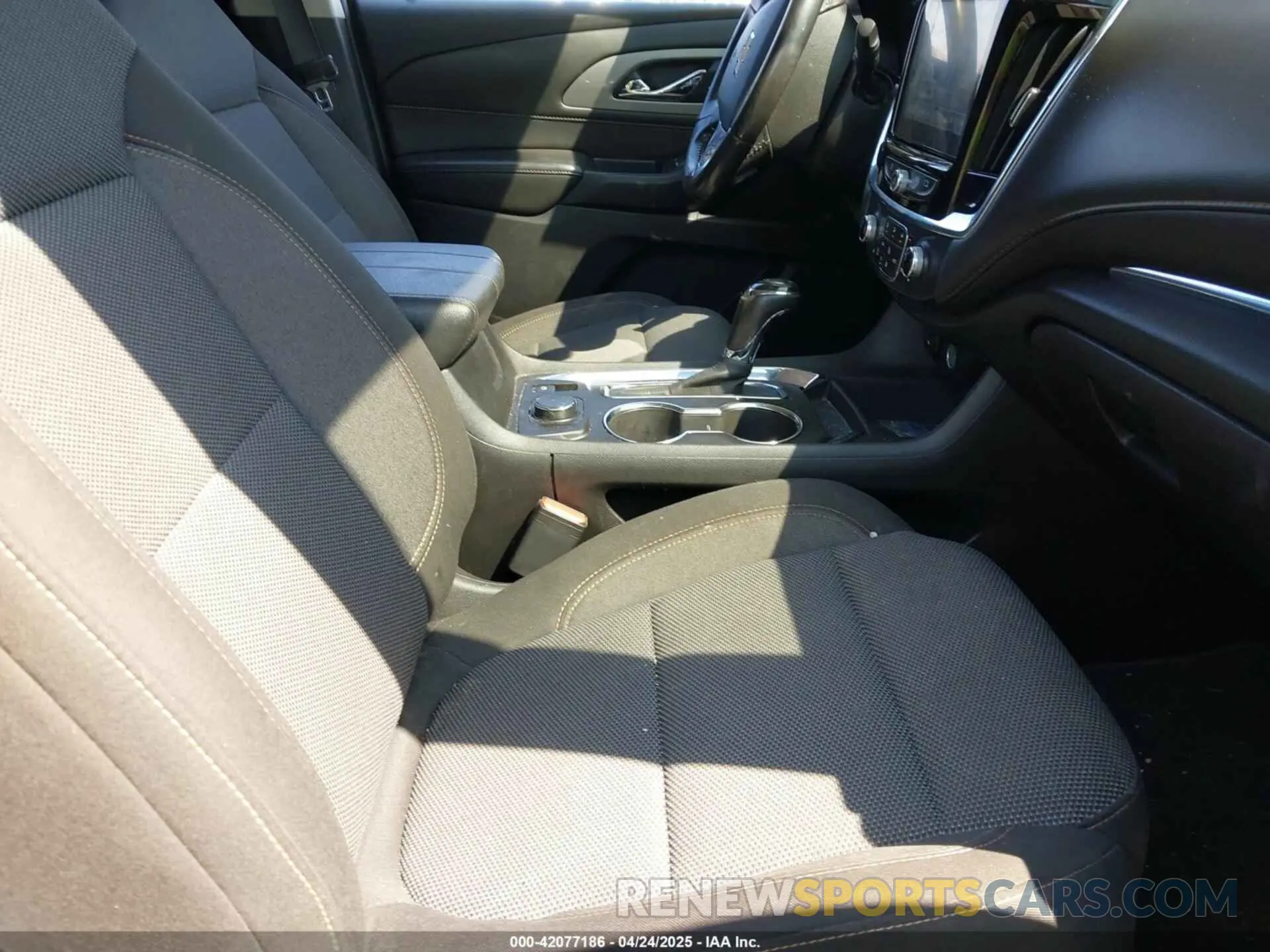 5 Photograph of a damaged car 1GNEVGKW3LJ309209 CHEVROLET TRAVERSE 2020