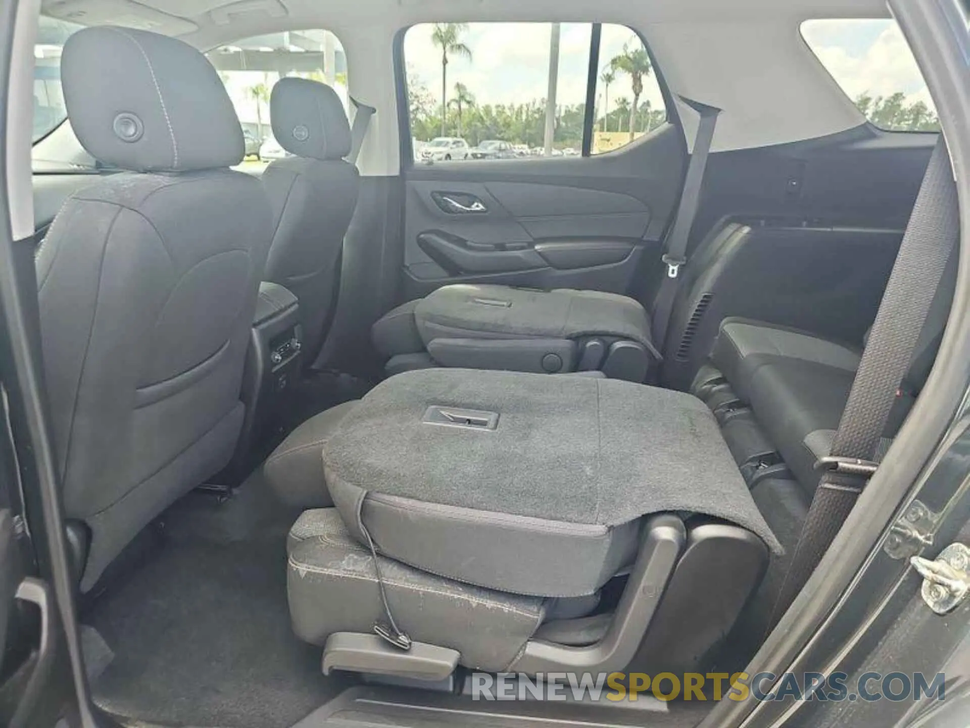 25 Photograph of a damaged car 1GNEVGKW4LJ110024 CHEVROLET TRAVERSE 2020