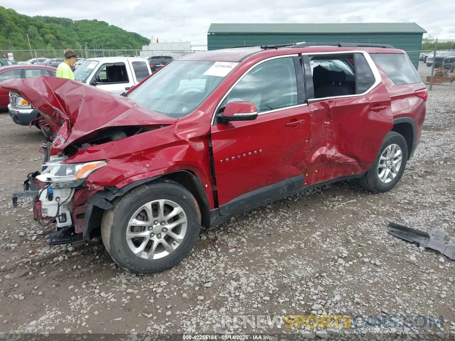 2 Photograph of a damaged car 1GNEVGKW4LJ176363 CHEVROLET TRAVERSE 2020