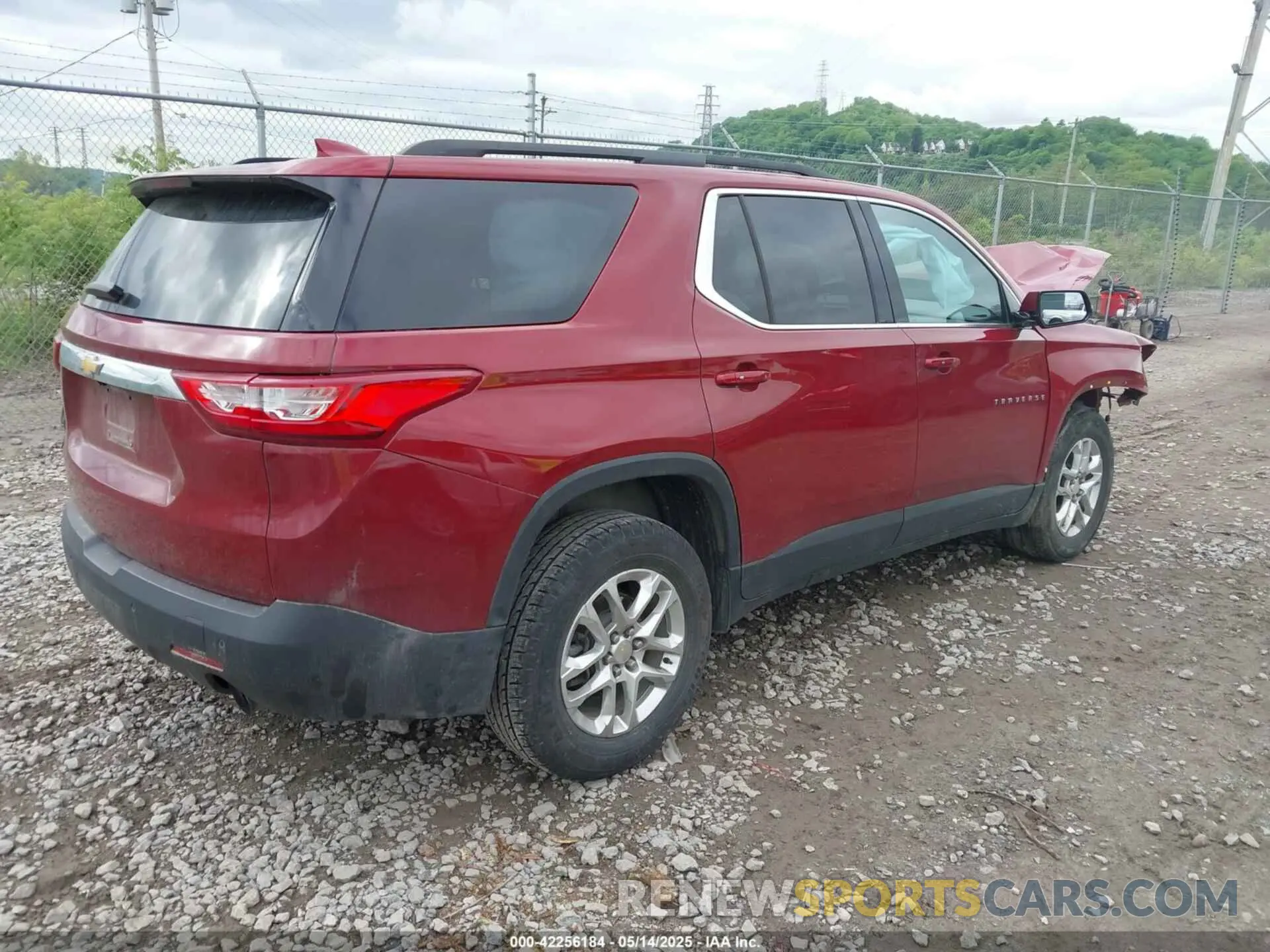 4 Photograph of a damaged car 1GNEVGKW4LJ176363 CHEVROLET TRAVERSE 2020