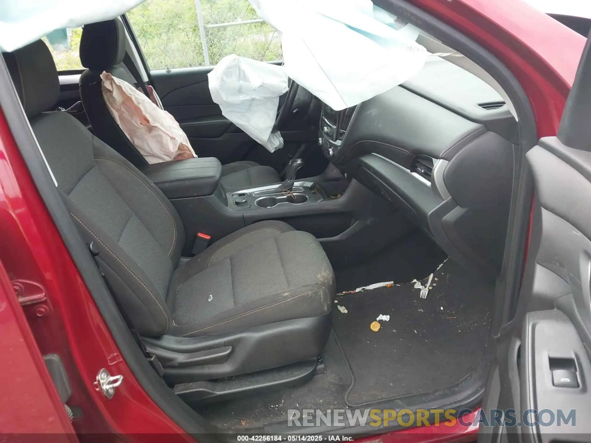 5 Photograph of a damaged car 1GNEVGKW4LJ176363 CHEVROLET TRAVERSE 2020