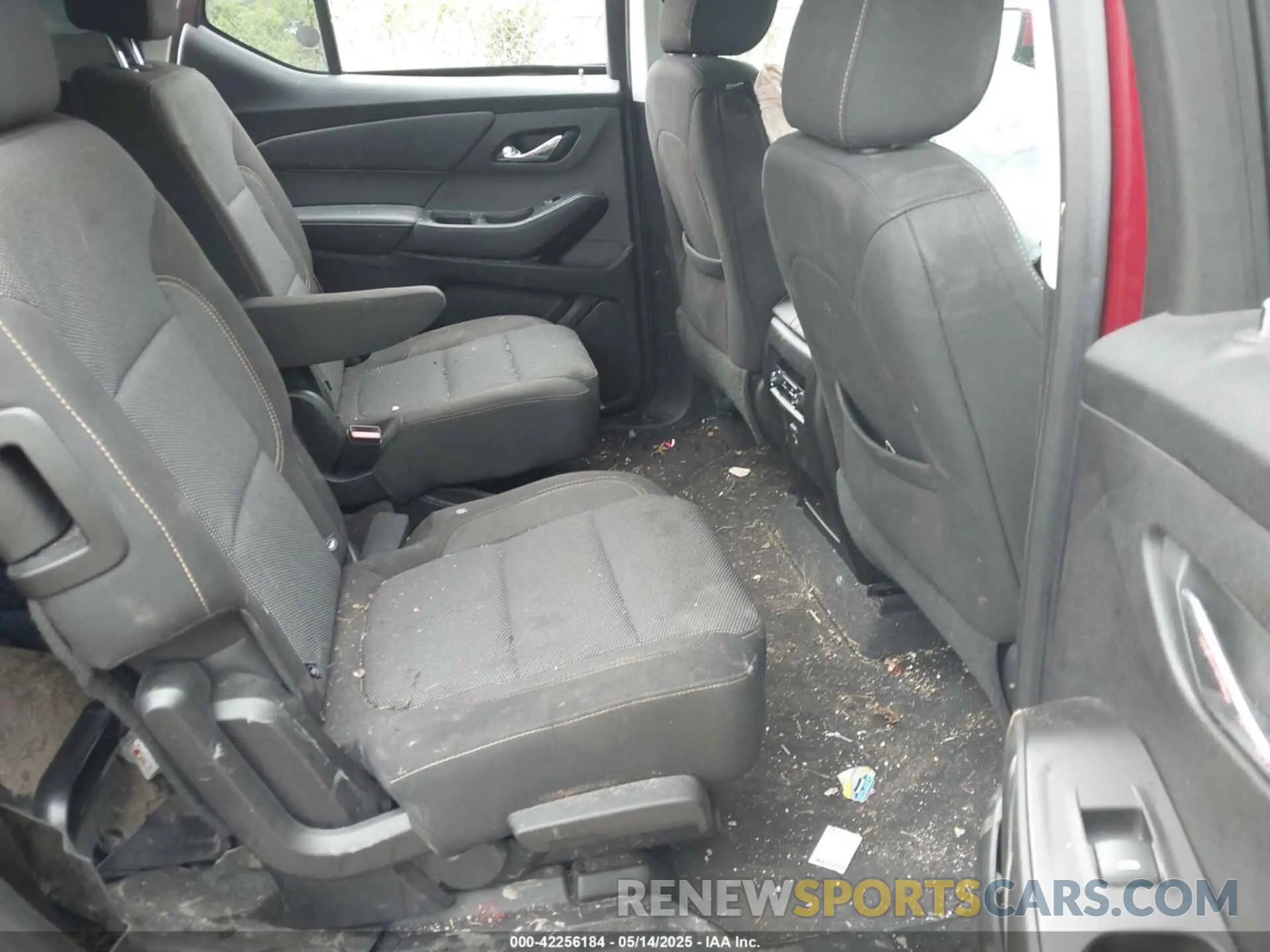 8 Photograph of a damaged car 1GNEVGKW4LJ176363 CHEVROLET TRAVERSE 2020