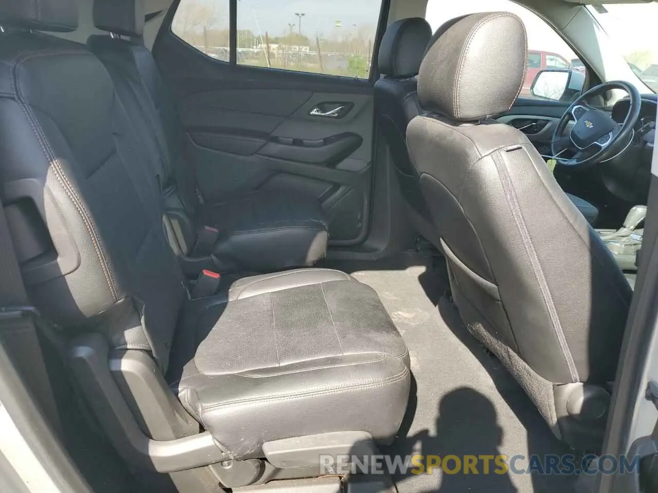 11 Photograph of a damaged car 1GNEVGKW4LJ218210 CHEVROLET TRAVERSE 2020