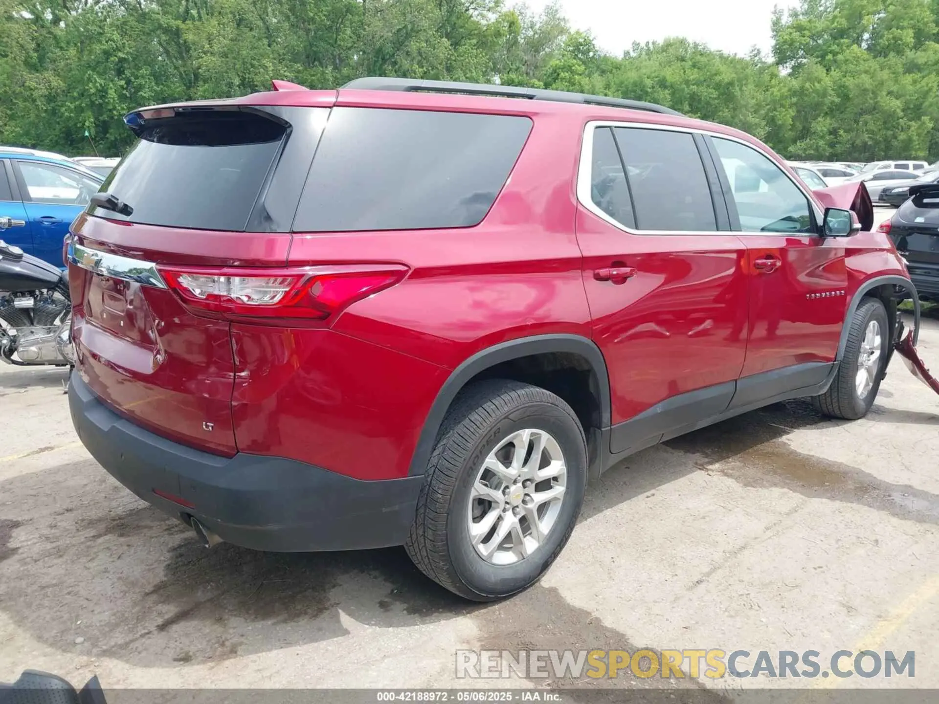 4 Photograph of a damaged car 1GNEVGKW6LJ285438 CHEVROLET TRAVERSE 2020