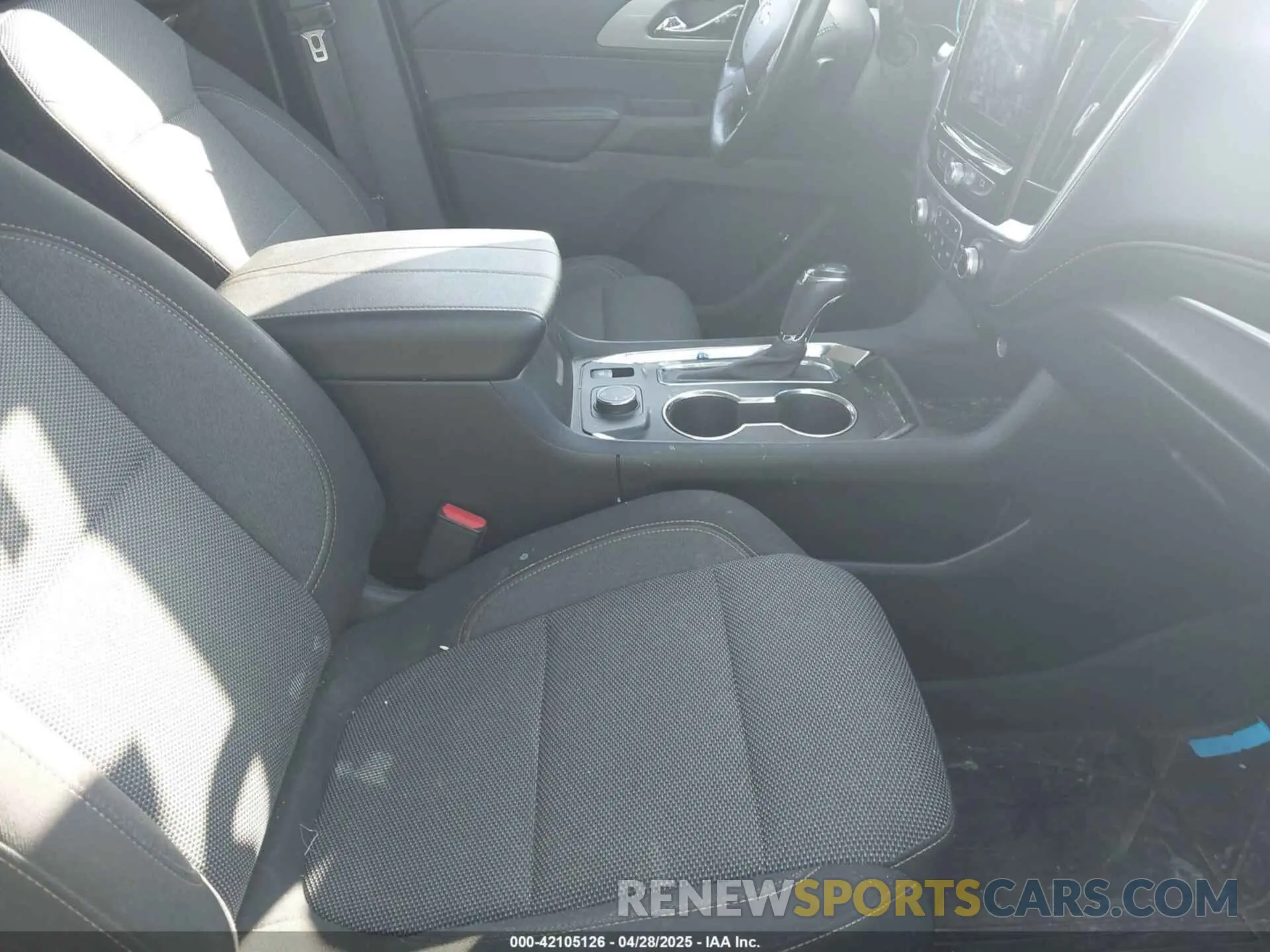5 Photograph of a damaged car 1GNEVGKW6LJ320821 CHEVROLET TRAVERSE 2020