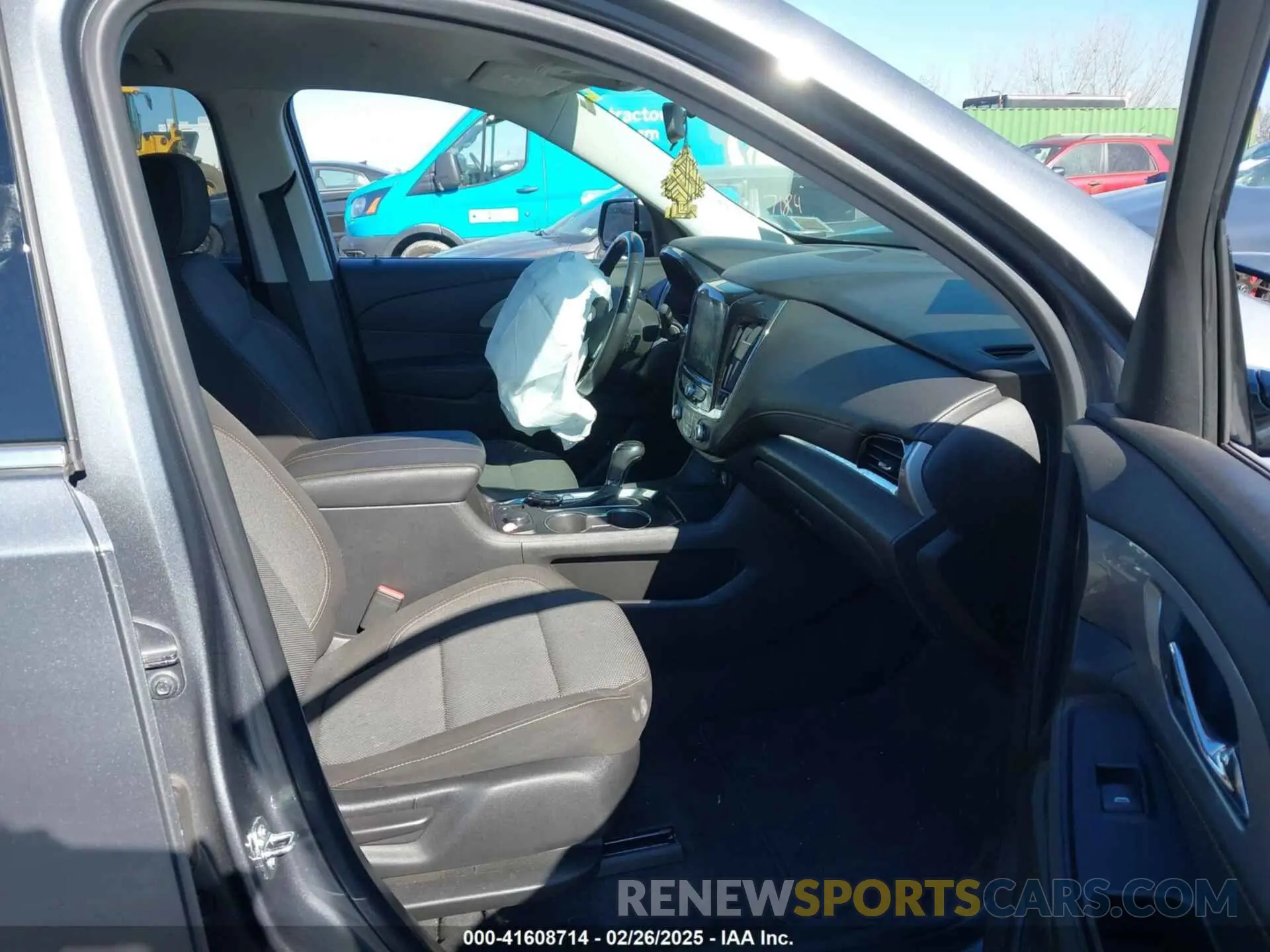 5 Photograph of a damaged car 1GNEVGKW7LJ225765 CHEVROLET TRAVERSE 2020