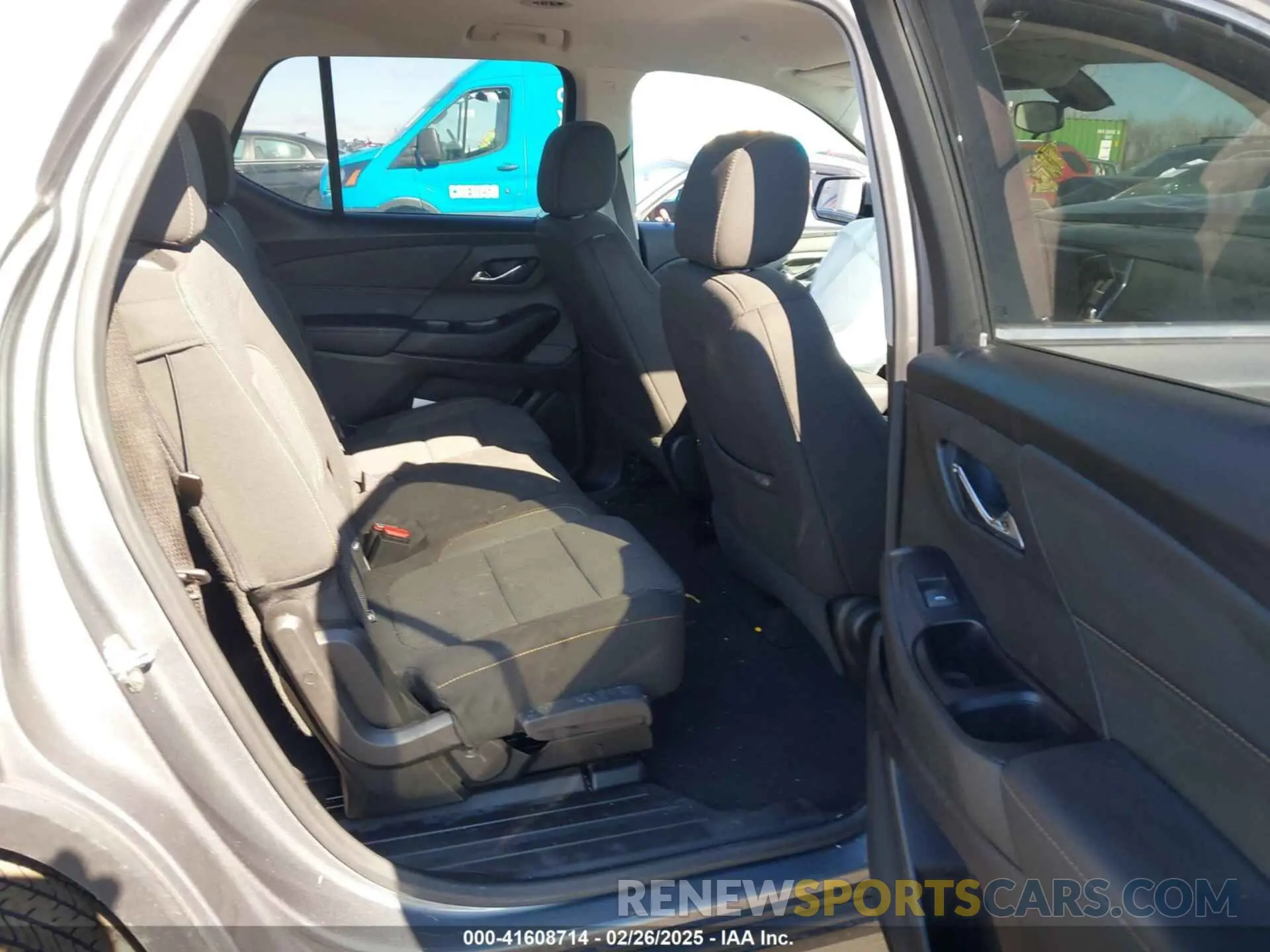 8 Photograph of a damaged car 1GNEVGKW7LJ225765 CHEVROLET TRAVERSE 2020