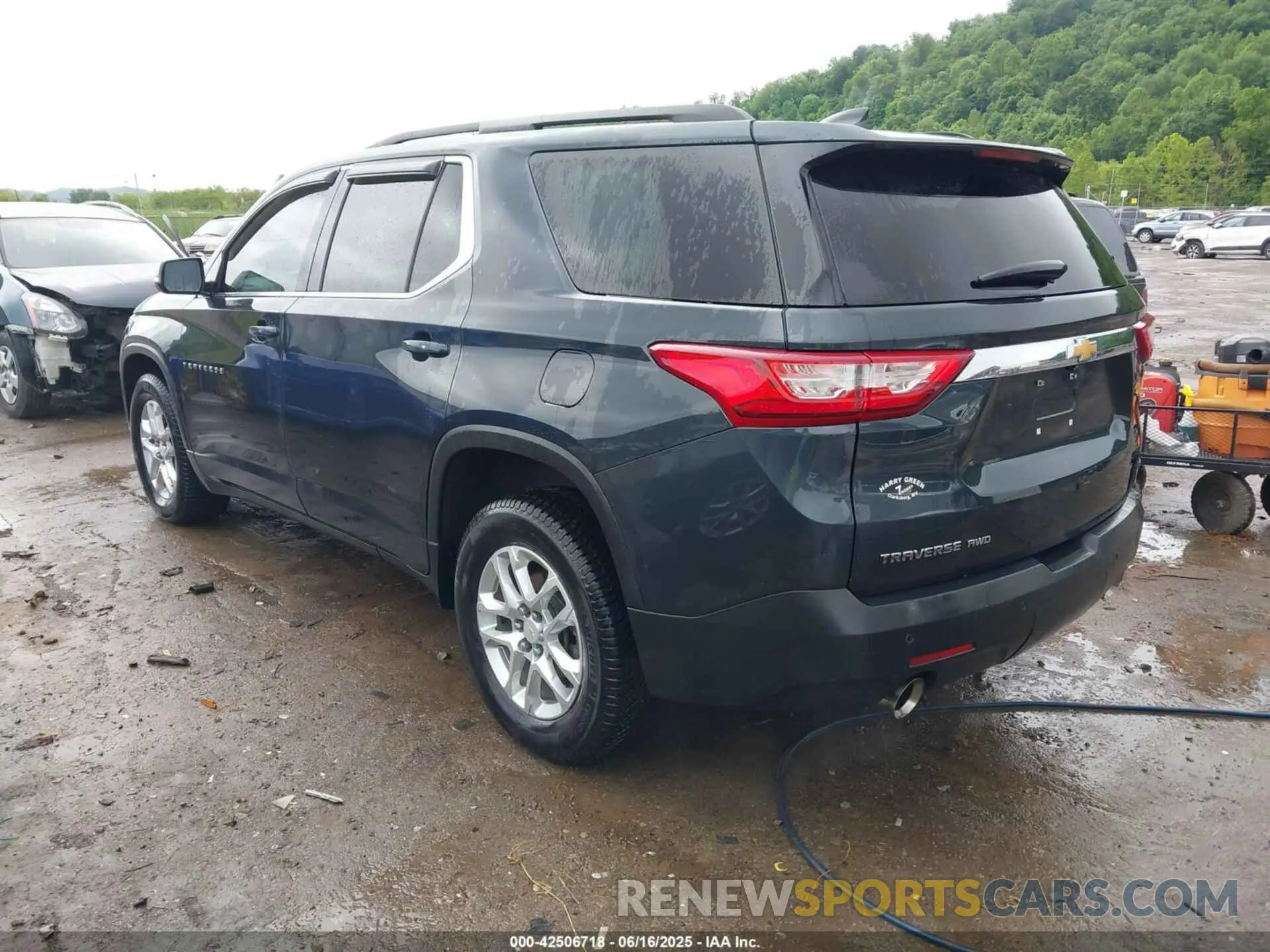 3 Photograph of a damaged car 1GNEVGKW8LJ270715 CHEVROLET TRAVERSE 2020